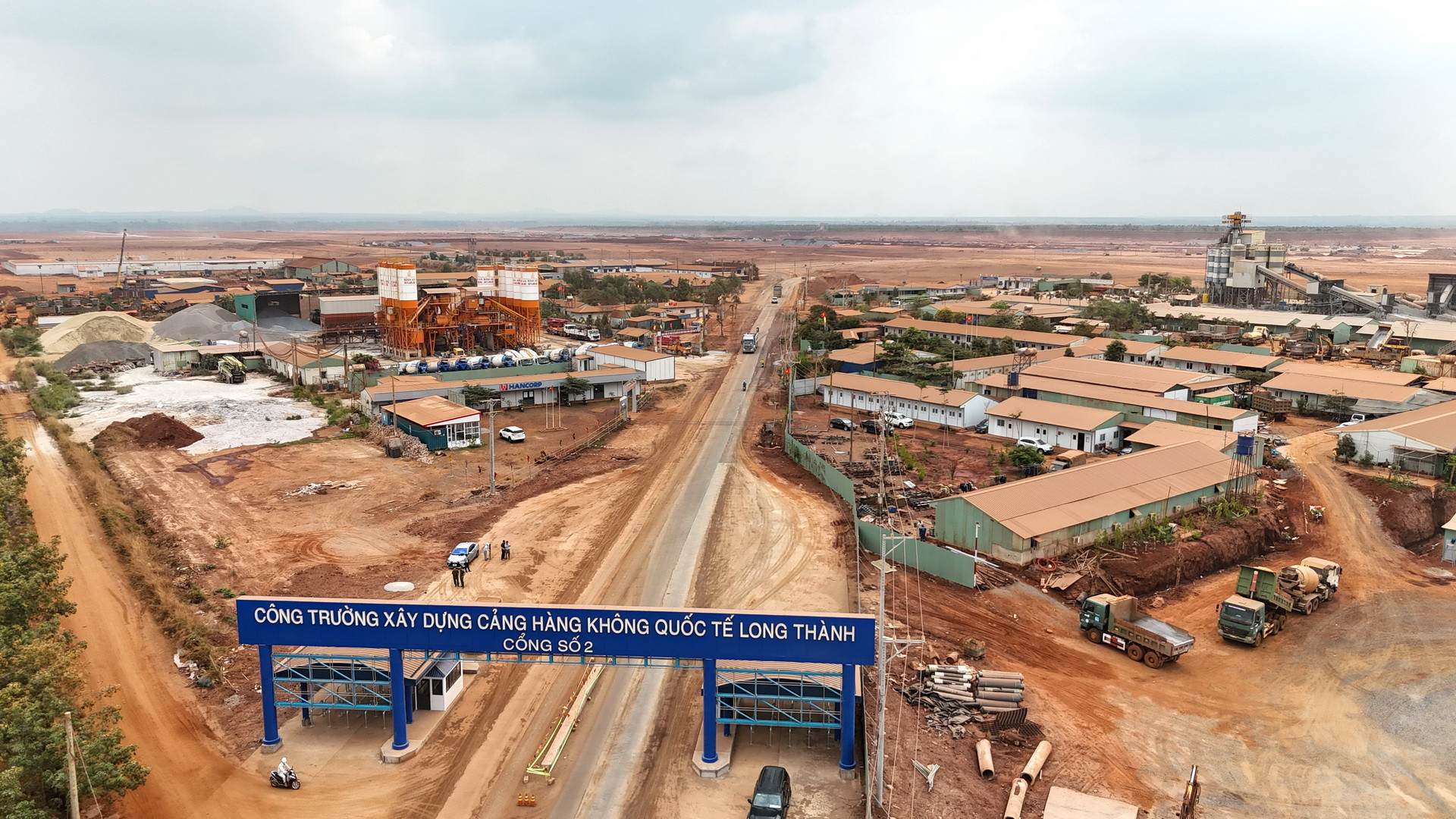 Khu vực cổng chính vào đại công trường xây dựng sân bay Long Thành đang được lắp đặt các thiết bị để kiểm soát nhận dạng theo công nghệ AI.