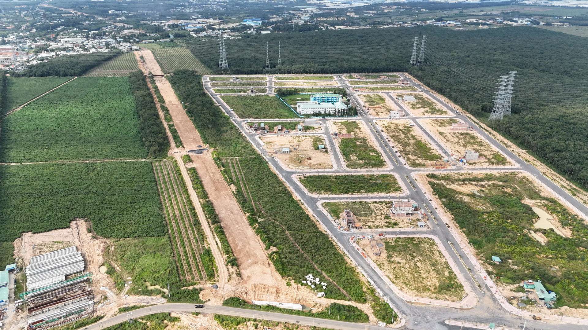 Dự án xây dựng Khu tái định cư tại xã Long Đức, huyện Long Thành, có quy mô 30ha, được khởi công vào đầu năm 2023.