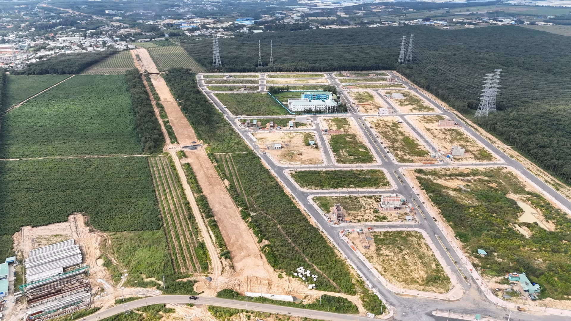 Dự án xây dựng Khu tái định cư tại xã Long Đức, huyện Long Thành, có quy mô 30ha, được khởi công vào đầu năm 2023.