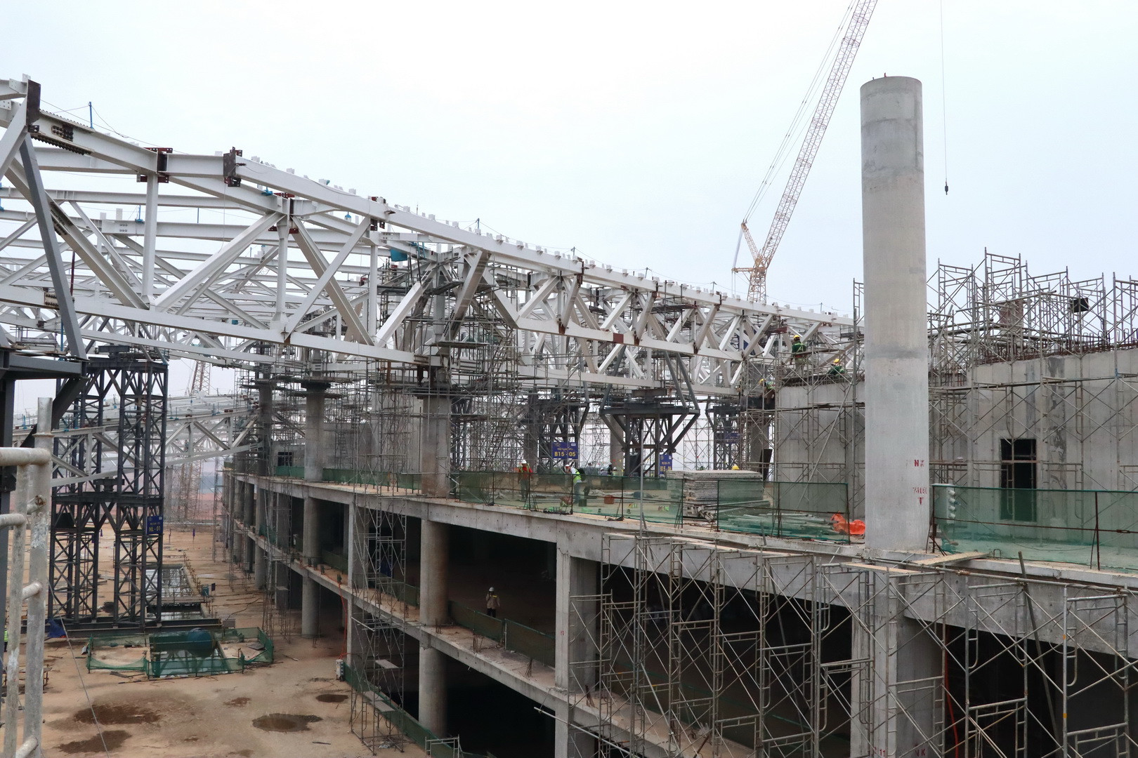 Việc thi công lắp đặt kết cấu thép công trình nhà ga hành khách sân bay Long Thành được liên danh nhà thầu bắt đầu triển khai thi công 5 tháng qua. Dự kiến, giữa năm 2025, việc lắp dựng kết cấu thép mái nhà ga hành khách sân bay Long Thành sẽ hoàn thành.