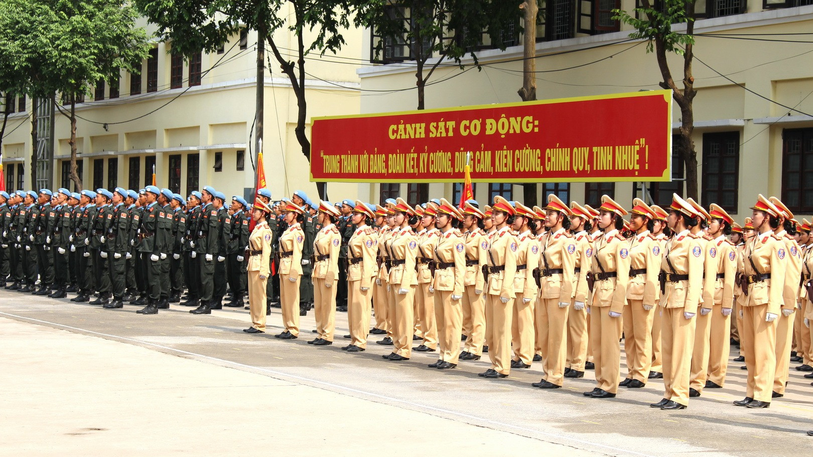 Theo kế hoạch, lực lượng Công an nhân dân sẽ tham gia diễu binh diễu hành 18 khối. Thời gian qua, cán bộ, chiến sĩ và học viên đã “vượt nắng” hăng say luyện tập.