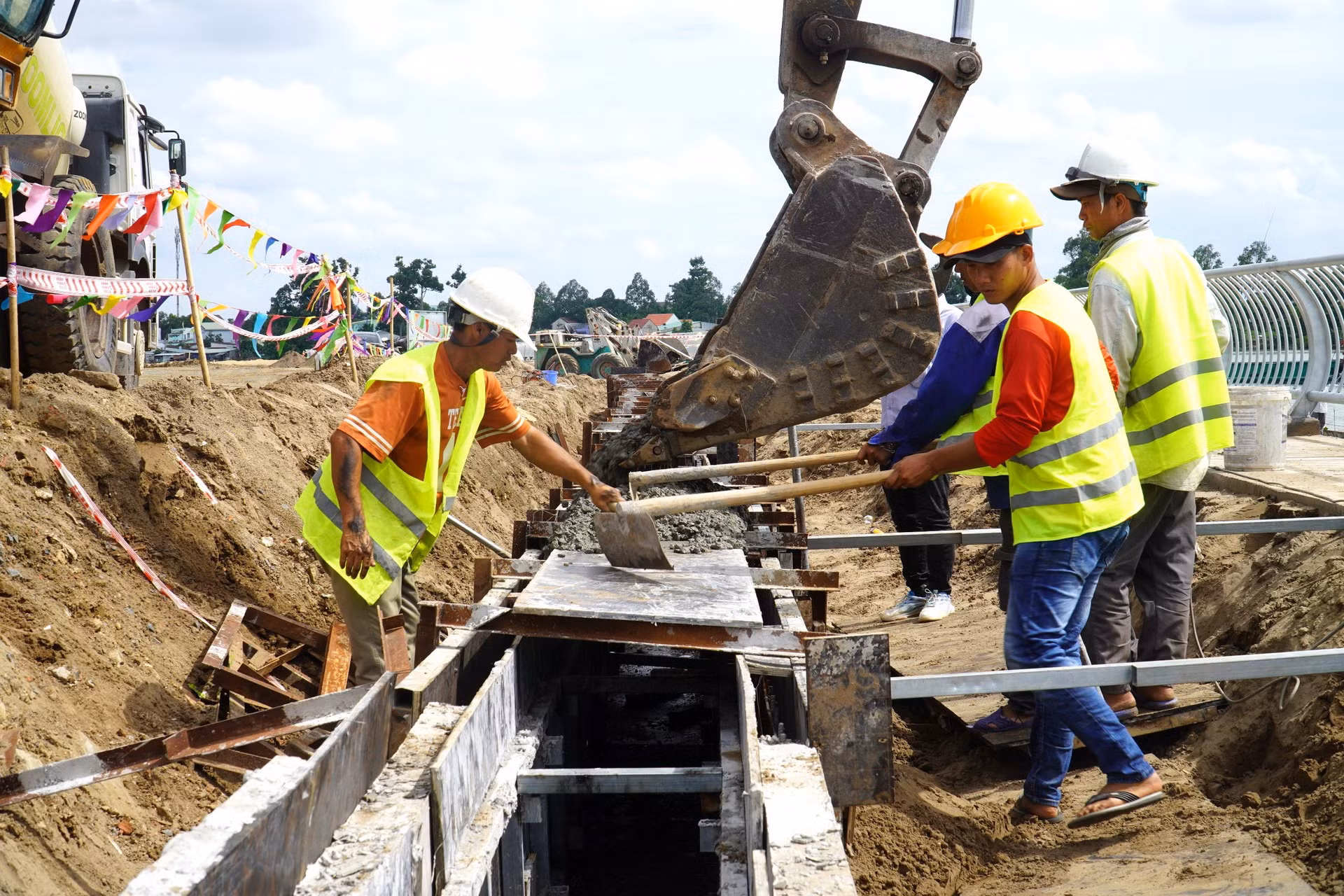 Lãnh đạo thành phố Biên Hòa đề nghị chủ đầu tư đôn đốc đơn vị thi công cần đẩy nhanh tiến độ với những đoạn đã được bàn giao mặt bằng. Bởi lẽ, qua kiểm tra thực tế thi công khá ì ạch.
