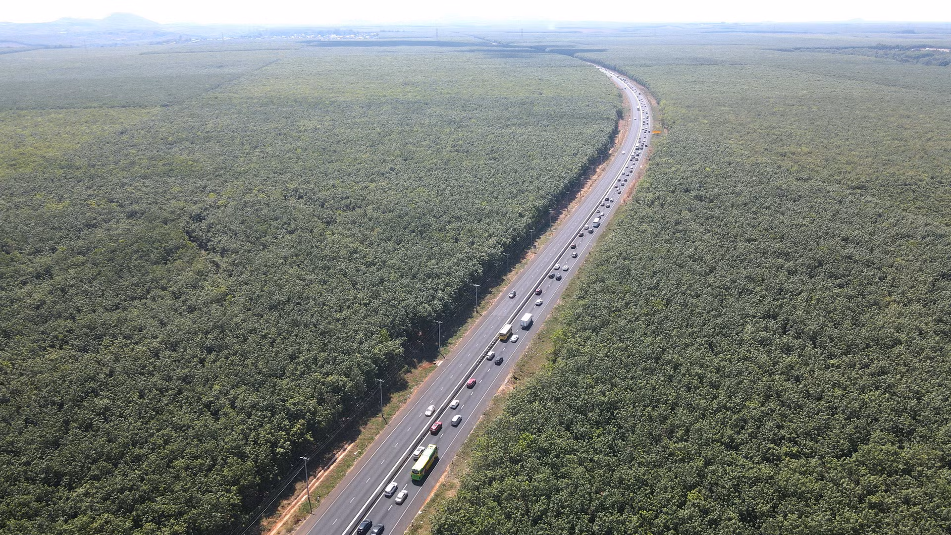 Xe ô-tô cá nhân và xe khách đông trên cao tốc Phan Thiết – Dầu Giây chủ yếu từ hướng Thành phố Hồ Chí Minh đi Bình Thuận. Lượng phương tiện đông nhưng không xảy ra ùn tắc.