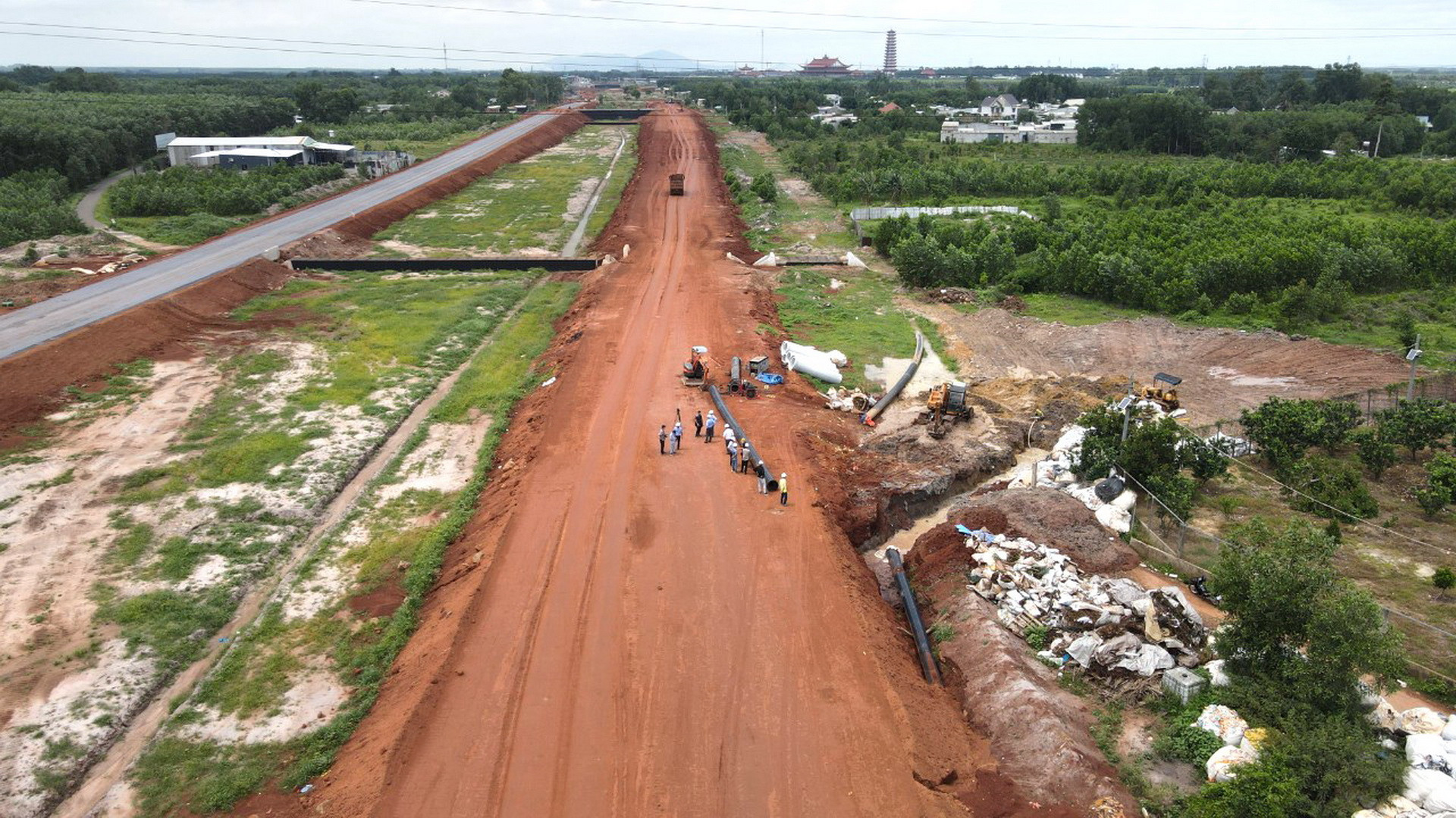 Dự án tuyến ống cấp nước cho sân bay quốc tế Long Thành được khởi công từ đầu tháng 5/2024, với tổng số vốn đầu tư hơn gần 46 tỷ đồng, có tổng chiều dài hơn 5,6km, đi qua địa bàn xã Long An và Long Phước của huyện Long Thành.