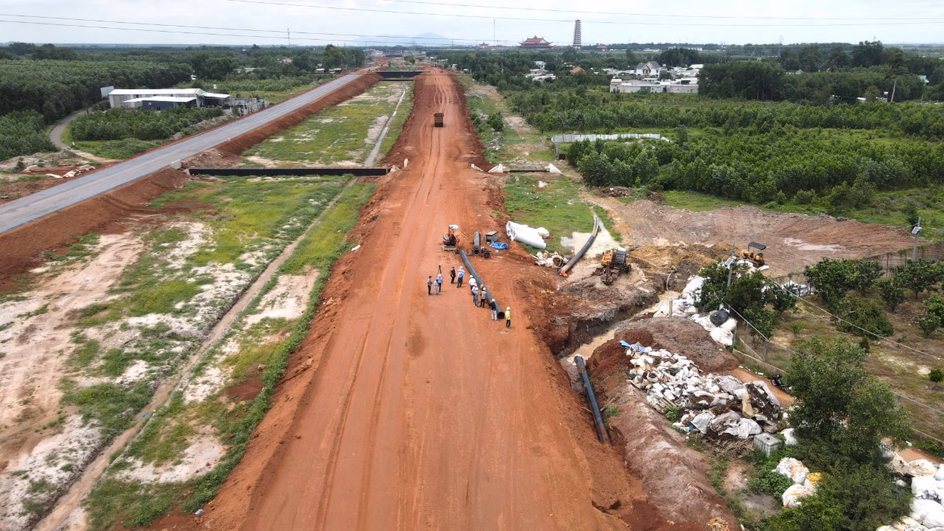 Dự án tuyến ống cấp nước cho sân bay quốc tế Long Thành được khởi công từ đầu tháng 5/2024, với tổng số vốn đầu tư hơn gần 46 tỷ đồng, có tổng chiều dài hơn 5,6km, đi qua địa bàn xã Long An và Long Phước của huyện Long Thành.