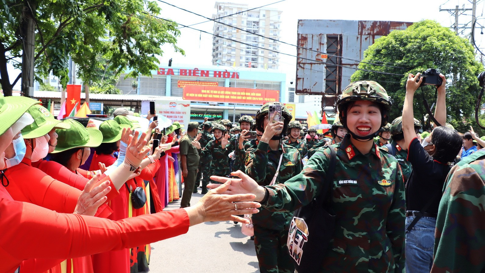 Dù dưới cái nắng gay gắt của mùa khô miền Đông Nam Bộ nhưng ai cũng phấn khởi.