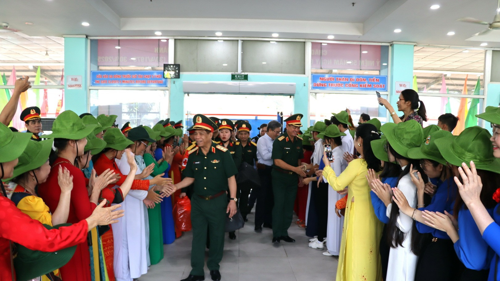 Cán bộ và nhân dân thành phố Biên Hòa chào đón lực lượng tham gia diễu binh, diễu hành tại ga Biên Hòa.