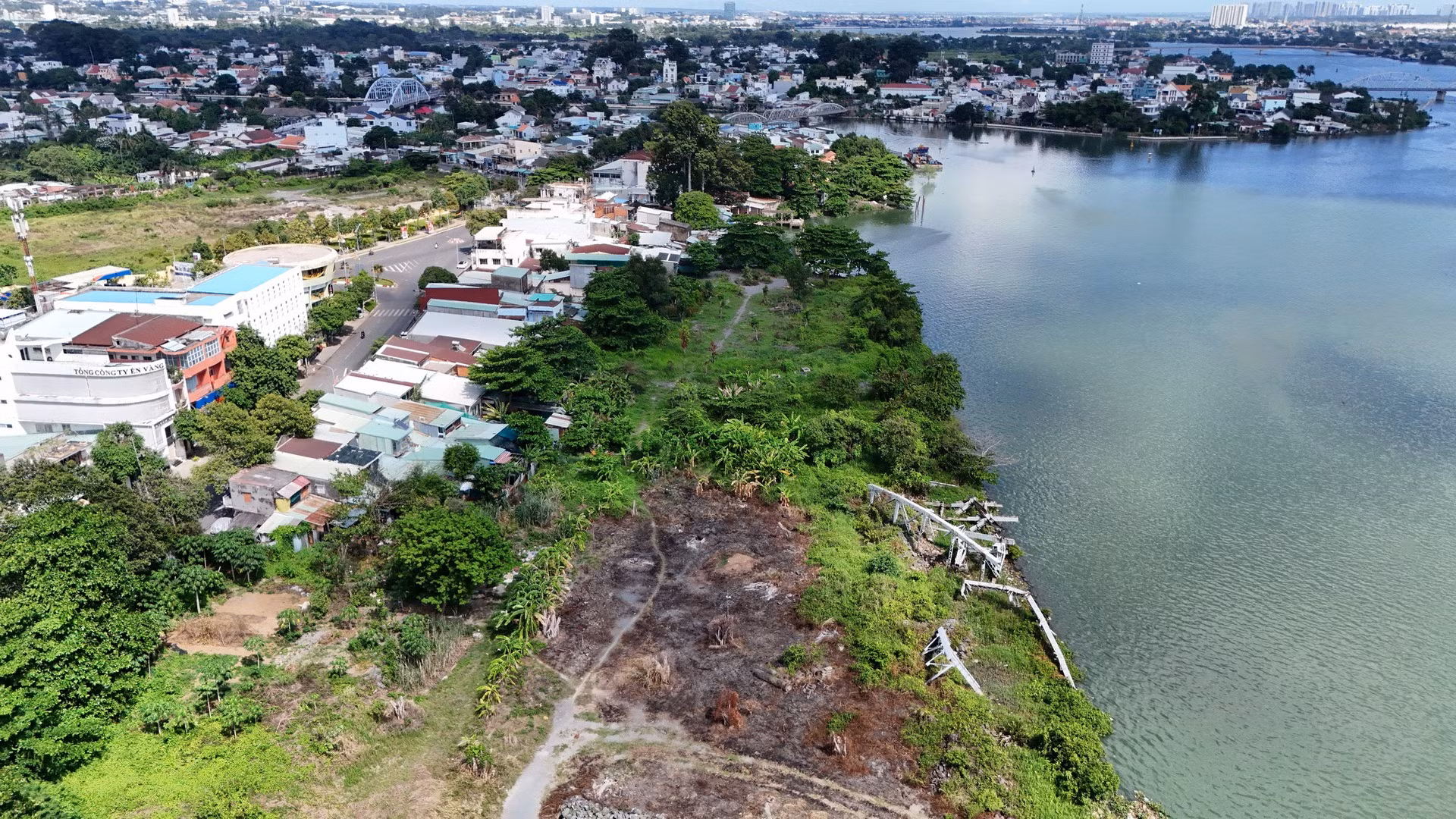 Dấu vết đất đá ngoạm khúc sông vẫn hiện hữu.