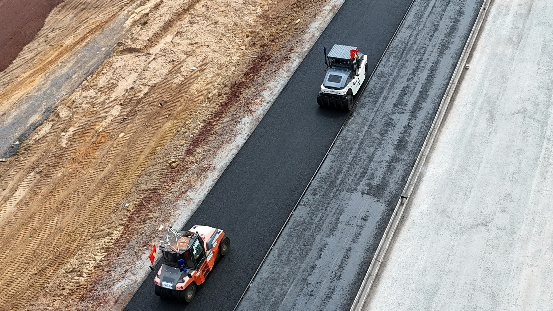 Theo đơn vị thi công, thời tiết mùa khô này rất thuận lợi cho việc thảm bê-tông nhựa. Thứ nhất là công tác vệ sinh thổi bụi, sau đó là thảm sẽ không bị gián đoạn, bảo đảm chất lượng công trình.