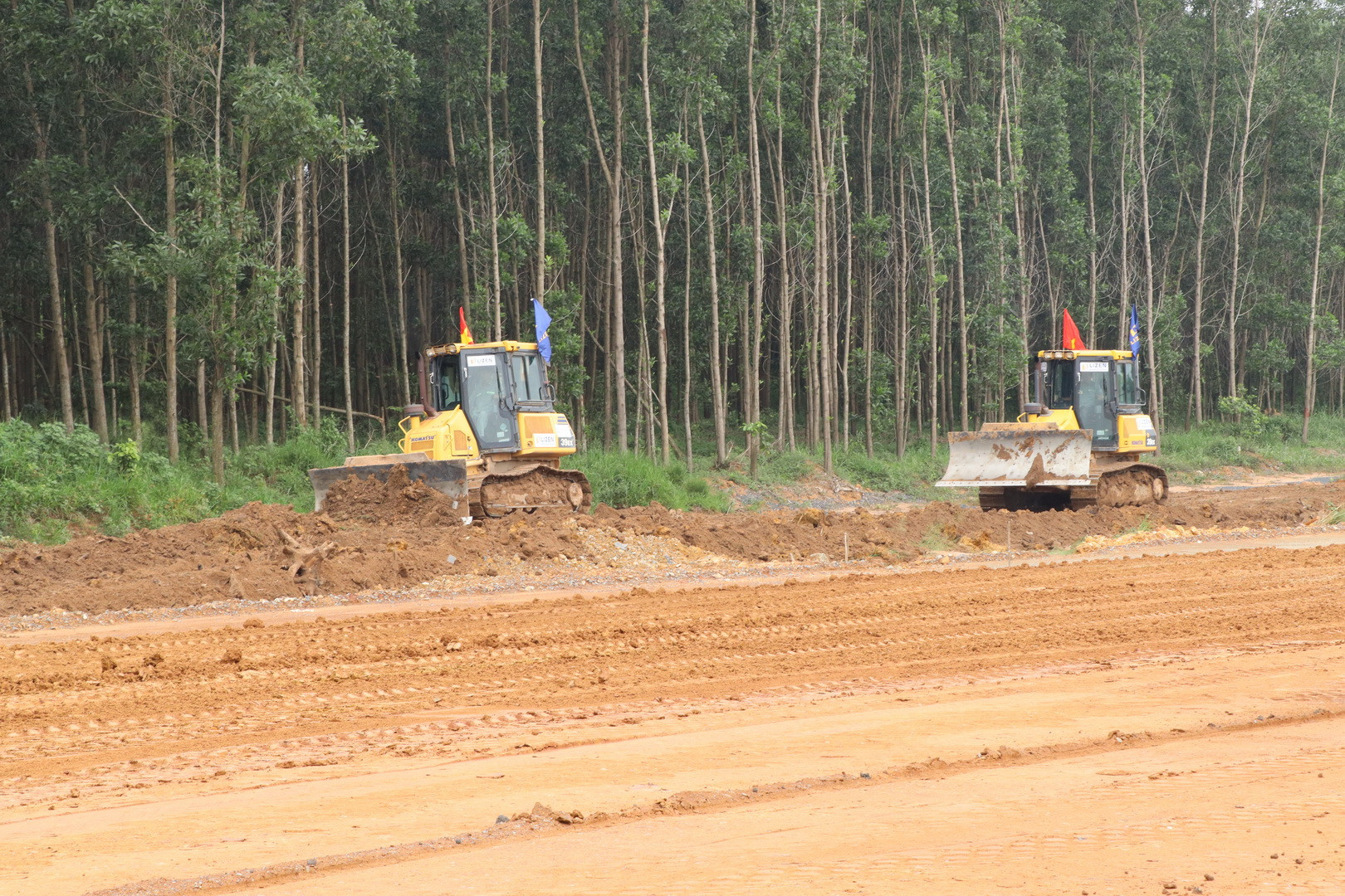Đơn vị thi công tận dụng những nơi có mặt bằng để đẩy nhanh tiến độ dự án.