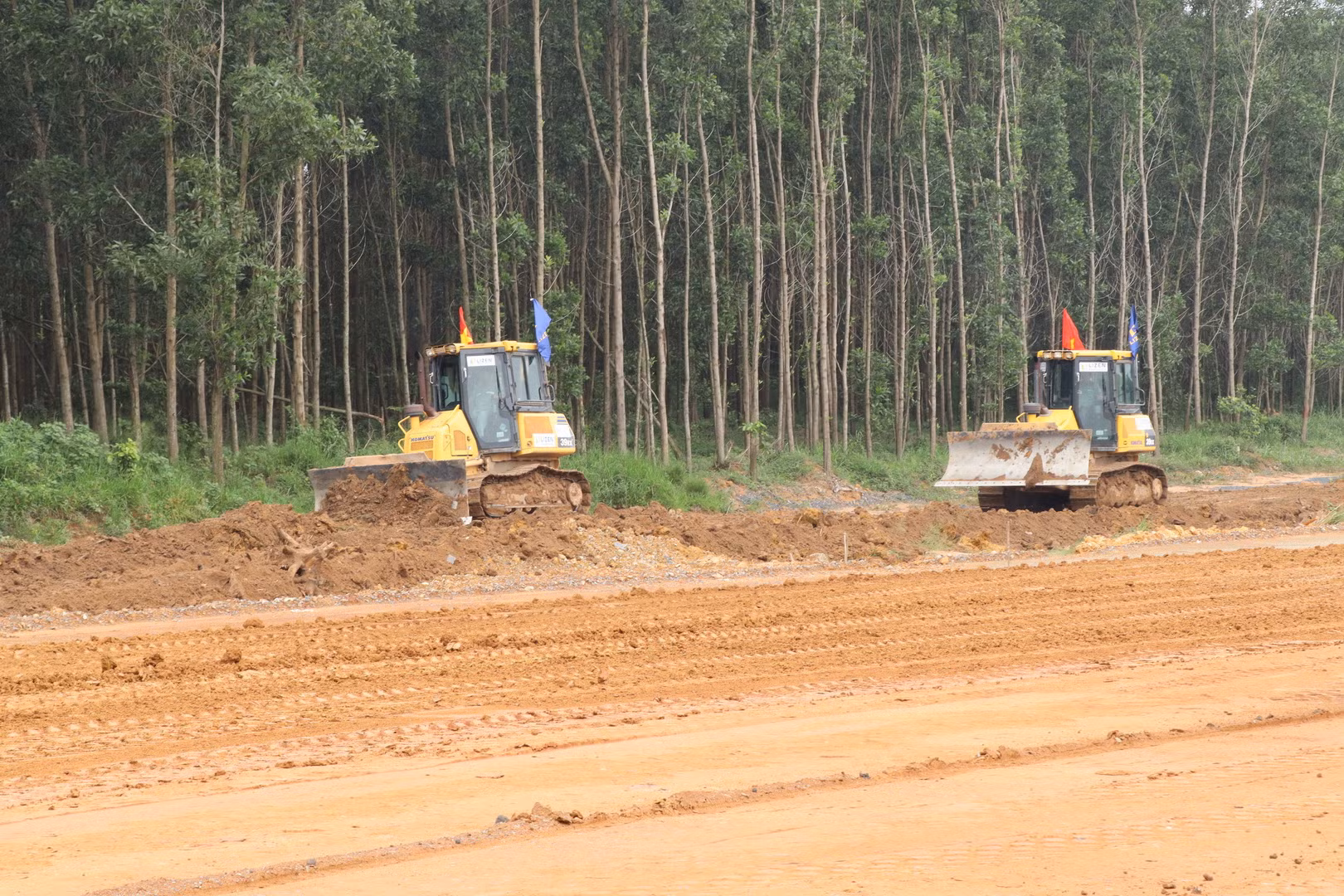 Đơn vị thi công tận dụng những nơi có mặt bằng để đẩy nhanh tiến độ dự án.