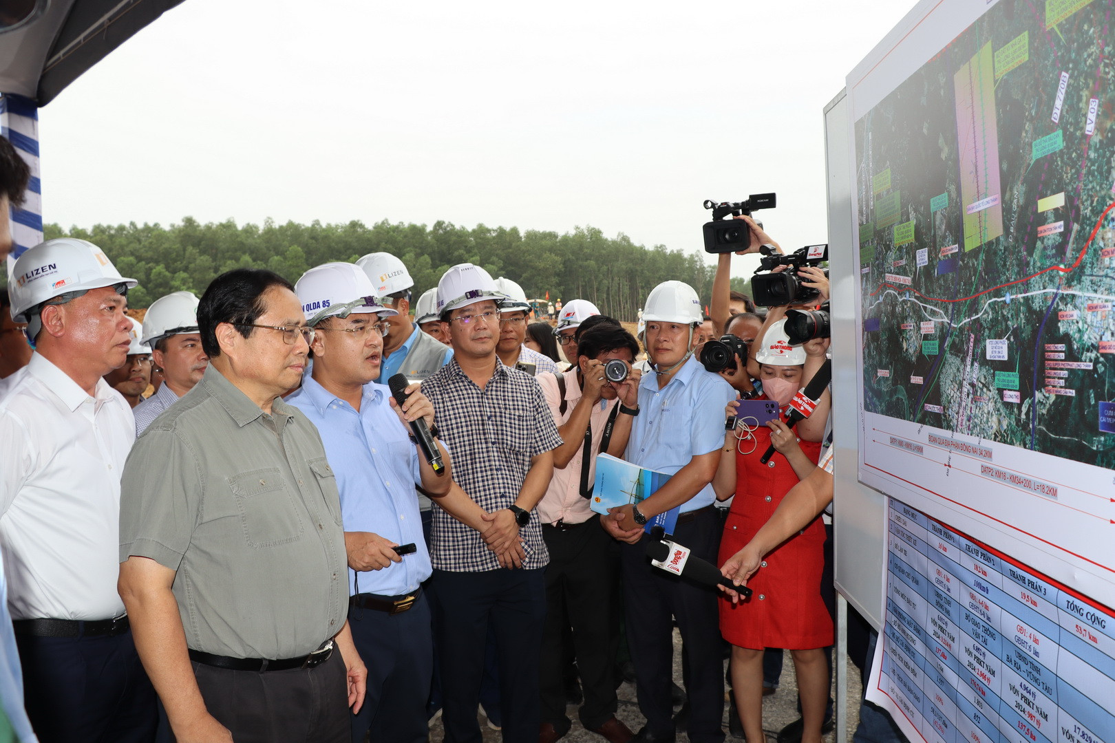 Thủ tướng Phạm Minh Chính nghe đại diện Ban Quản lý Dự án 85 (Bộ Giao thông vận tải) báo cáo tiến độ Dự án thành phần 2, Dự án xây dựng đường cao tốc Biên Hòa-Vũng Tàu.