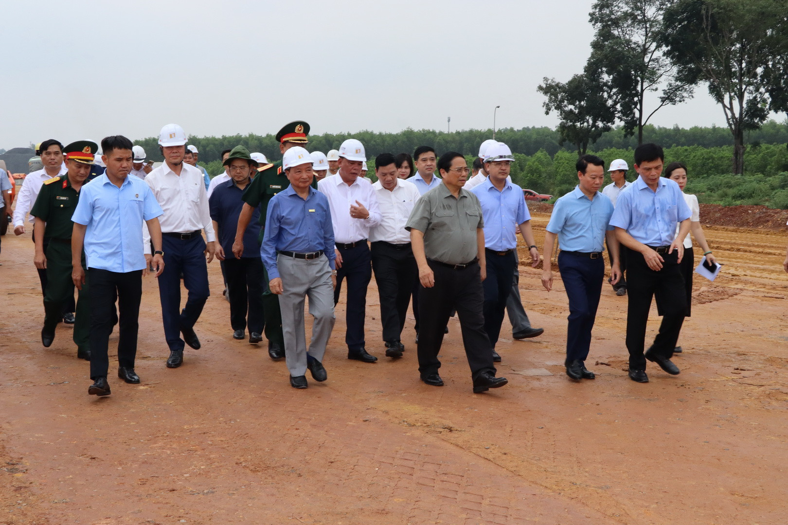 Thủ tướng Chính phủ Phạm Minh Chính và Đoàn công tác Chính phủ thị sát dự án cao tốc Biên Hòa - Vũng Tàu, đoạn thuộc địa phận xã An Phước, huyện Long Thành, tỉnh Đồng Nai
