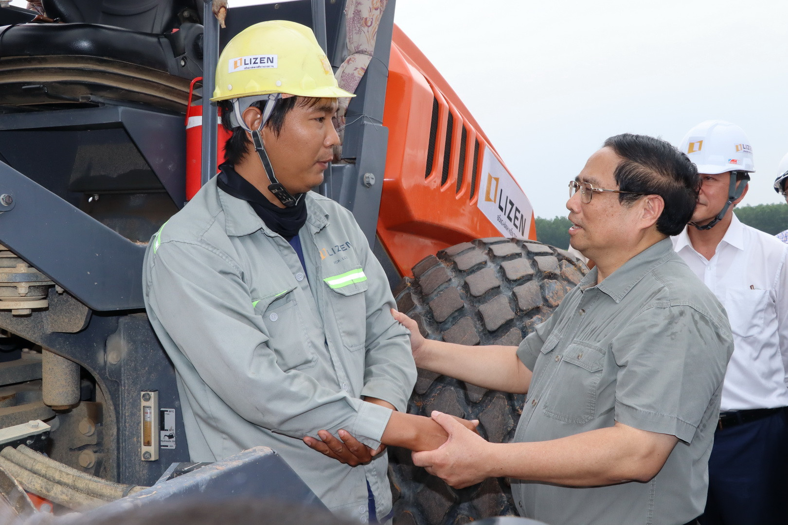 Thủ tướng Chính phủ Phạm Minh Chính động viên công nhân thi công trên công trường dự án xây dựng đường cao tốc Biên Hòa-Vũng Tàu.