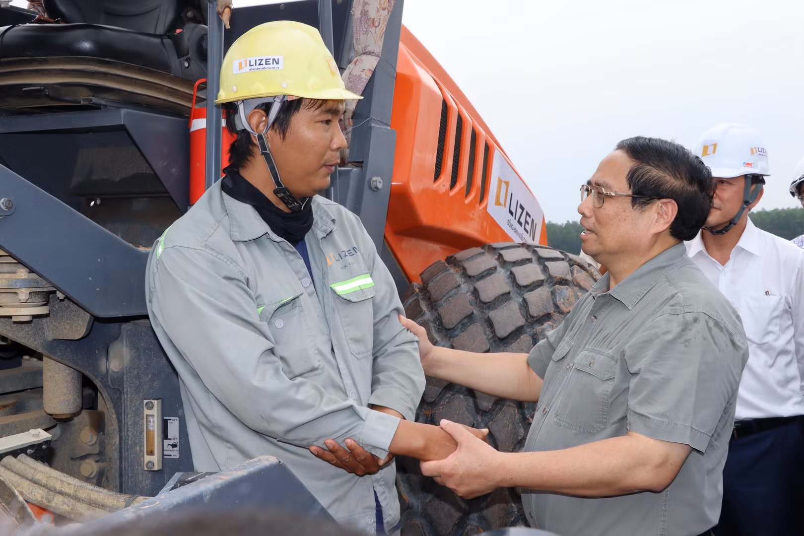Thủ tướng Chính phủ Phạm Minh Chính động viên công nhân thi công trên công trường dự án xây dựng đường cao tốc Biên Hòa-Vũng Tàu.