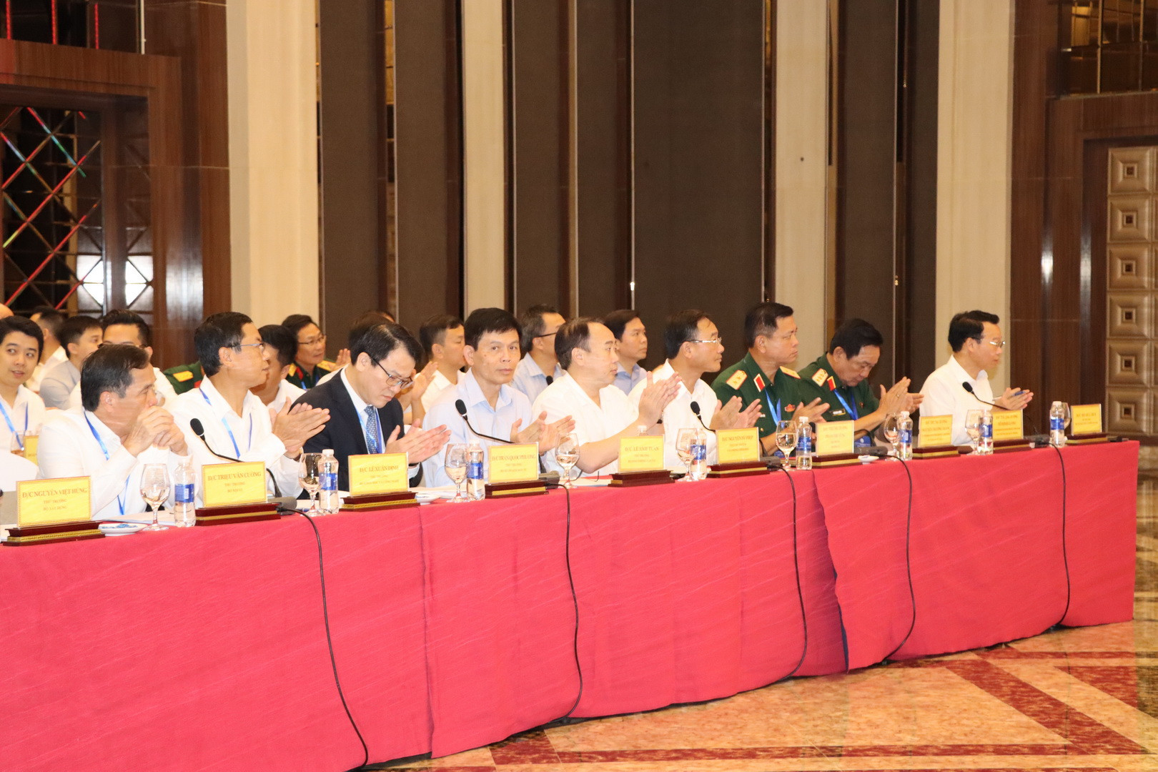 Các đồng chí trong Đoàn công tác Chính phủ tham dự buổi làm việc.