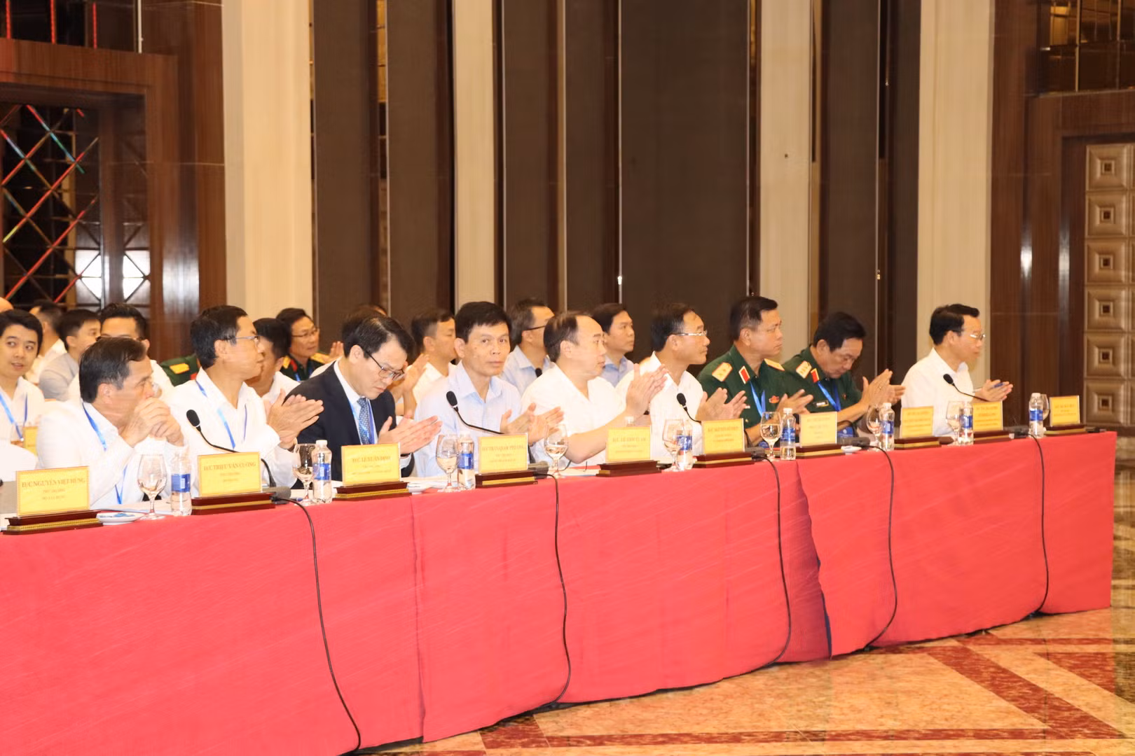 Các đồng chí trong Đoàn công tác Chính phủ tham dự buổi làm việc.