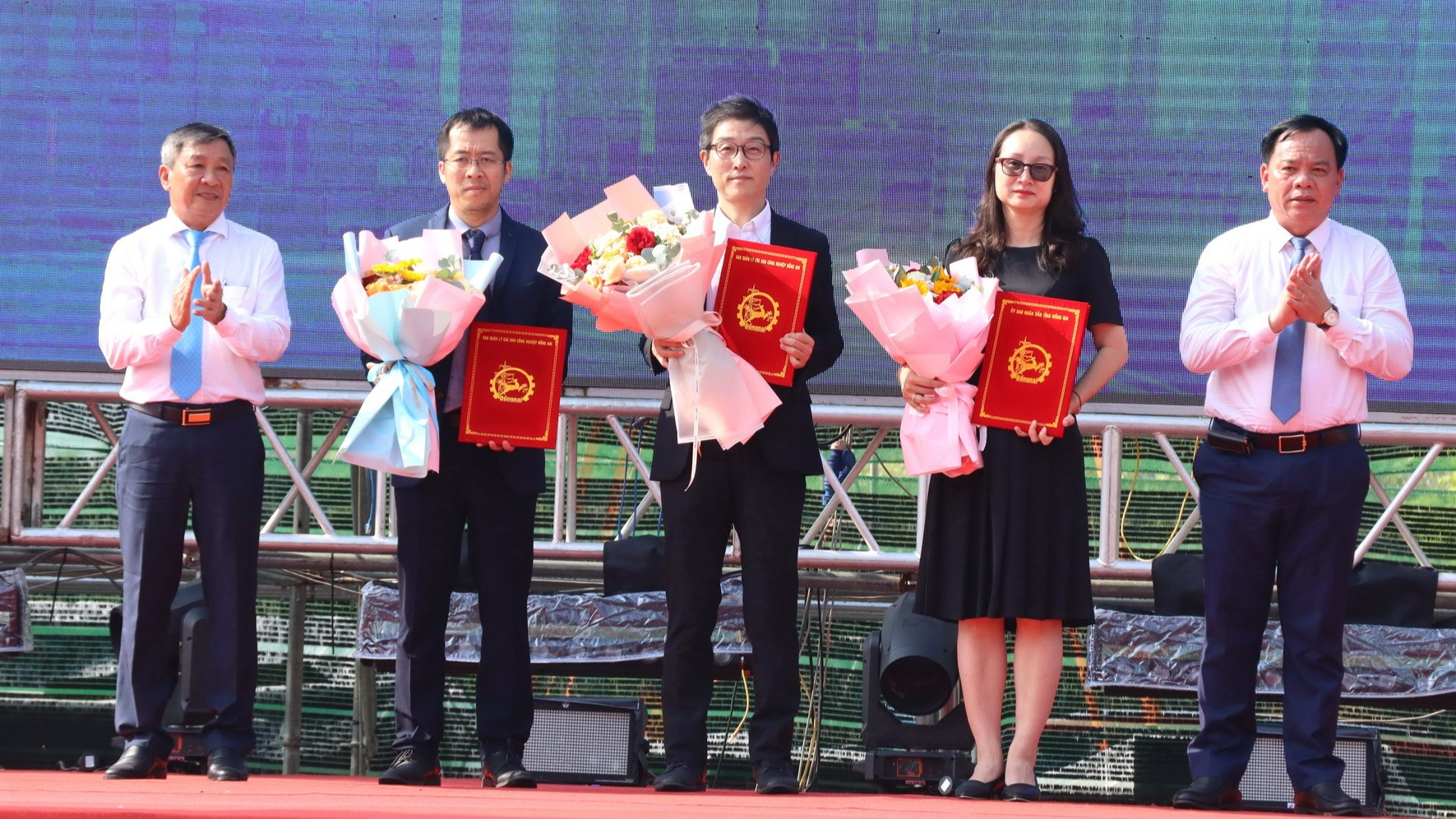 Phó Bí thư Thường trực Tỉnh ủy Hồ Thanh Sơn và Chủ tịch Ủy ban nhân dân tỉnh Võ Tấn Đức trao giấy chứng nhận đầu tư, tặng hoa chúc mừng các nhà đầu tư. Phó Bí thư Thường trực Tỉnh ủy Hồ Thanh Sơn và Chủ tịch Ủy ban nhân dân tỉnh Võ Tấn Đức trao giấy chứng nhận đầu tư, tặng hoa chúc mừng các nhà đầu tư.