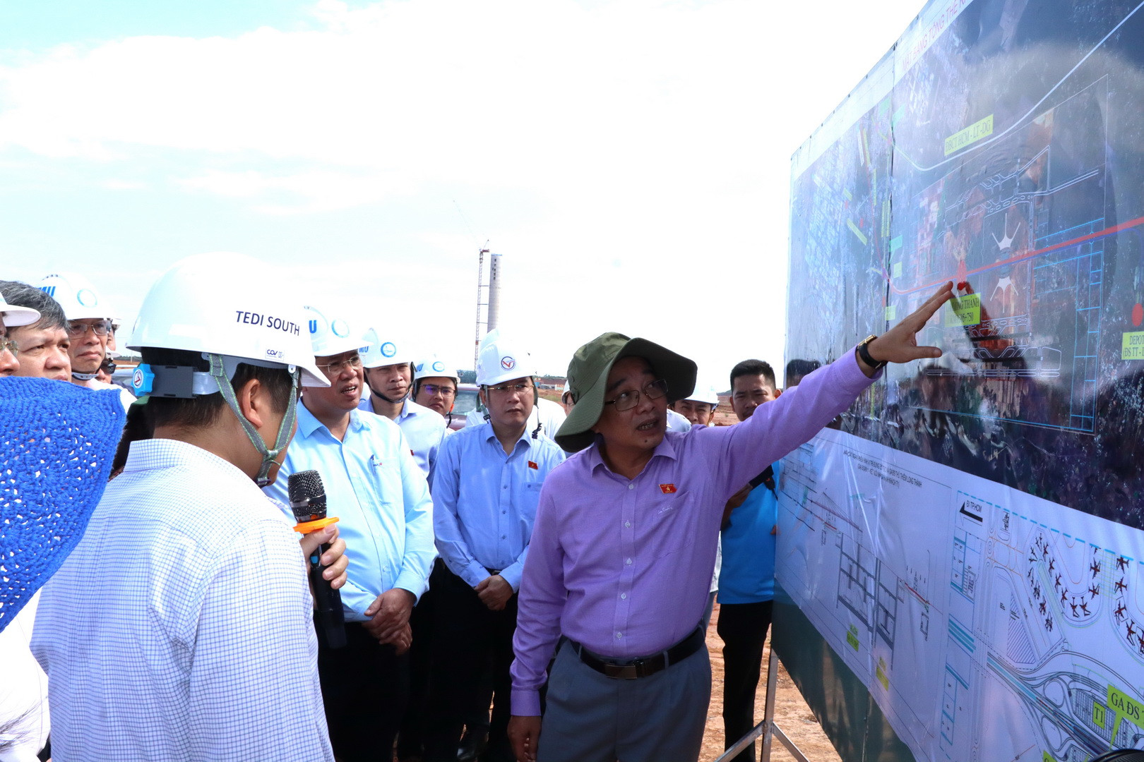 Phó Chủ nhiệm Ủy ban Kinh tế của Quốc hội Nguyễn Minh Sơn cùng Đoàn công tác khảo sát vị trí nhà ga đường sắt trên cao nằm trong sân bay Long Thành.