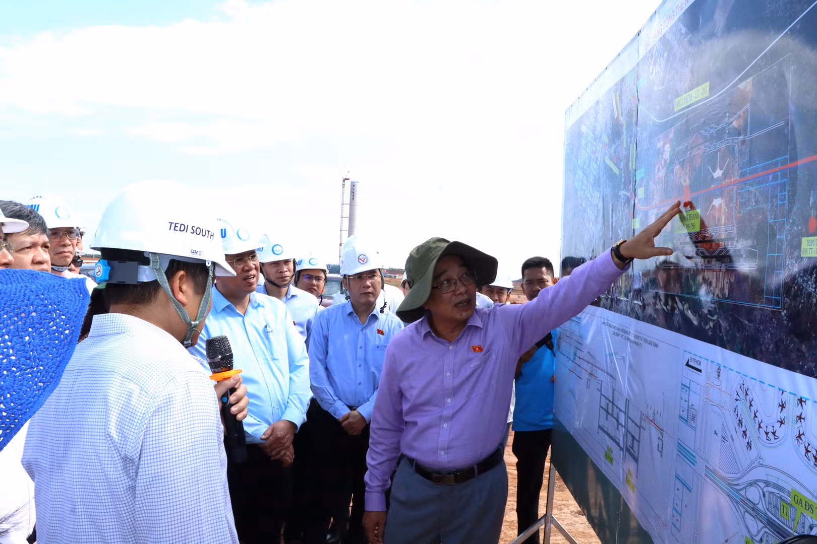 Phó Chủ nhiệm Ủy ban Kinh tế của Quốc hội Nguyễn Minh Sơn cùng Đoàn công tác khảo sát vị trí nhà ga đường sắt trên cao nằm trong sân bay Long Thành.