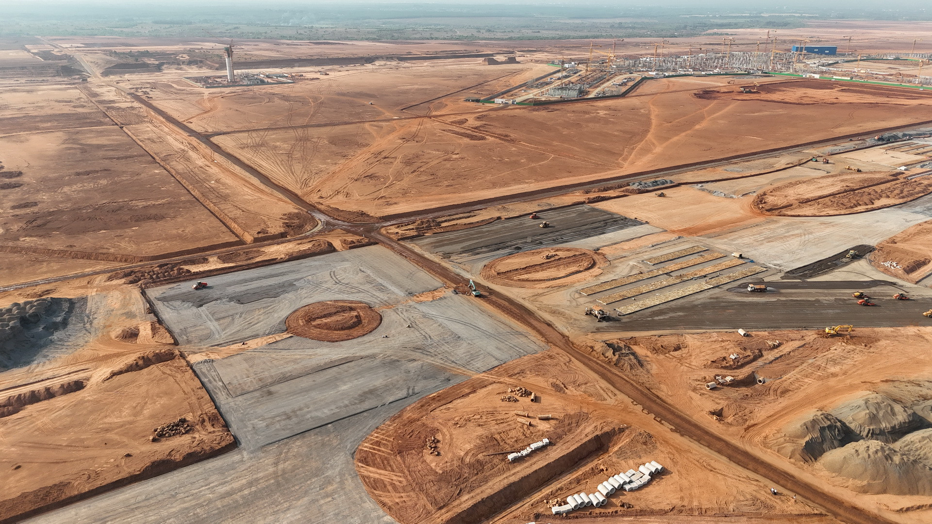 Các tuyến đường kết nối số 1, số 2 với sân bay Long Thành cũng đang được dốc sức đẩy nhanh tiến độ để bảo đảm hoàn thành, đồng bộ khi sân bay hoàn thành đưa vào sử dụng.