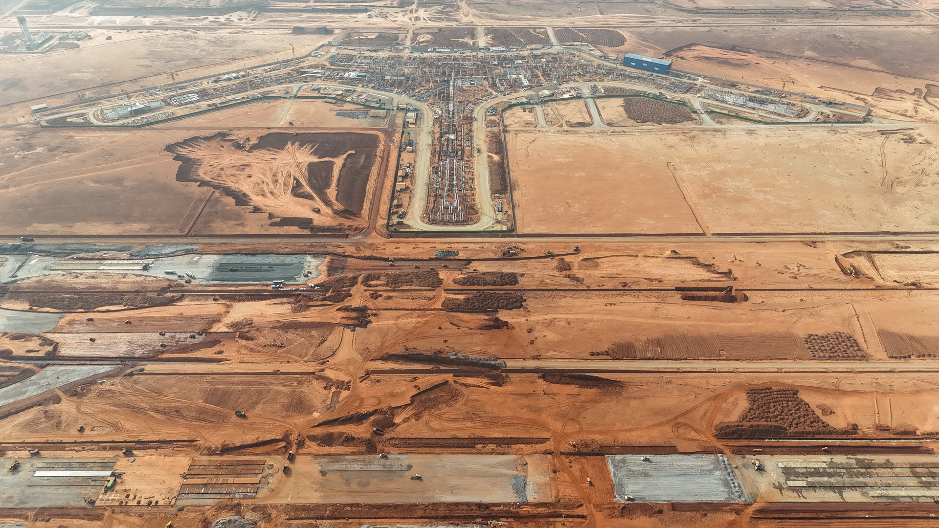 Gói thầu thi công Nhà ga hành khách được xem là trái tim của giai đoạn 1 của dự án sân bay Long Thành có tổng số vốn hơn 35 nghìn tỷ đồng. Được khởi công ngày 31/8/2023, sẽ thi công trong vòng 39 tháng và hoàn thành vào đầu năm 2026. Trên công trường gói thầu đang có hơn 2.200 người và 493 thiết bị thi công ngày đêm làm việc “3 ca, 4 kíp”. Tiến độ đến nay cơ bản bảo đảm so với kế hoạch đề ra.