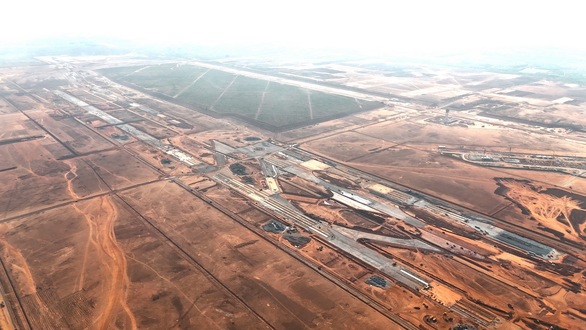 Ở gói thầu 4.6 - thi công xây dựng và lắp đặt thiết bị công trình đường cất, hạ cánh, đường lăn, sân đỗ tàu bay và các công trình khác, các nhà thầu đã huy động hơn 900 nhân sự, máy móc để phục vụ thi công. Đối với tiến độ công trình đường cất, hạ cánh sân bay Long Thành giai đoạn 1 dự kiến hoàn thành trước ngày 30/4/2025, rút ngắn khoảng 3 tháng so với dự kiến ban đầu vào ngày 30/7/2025.