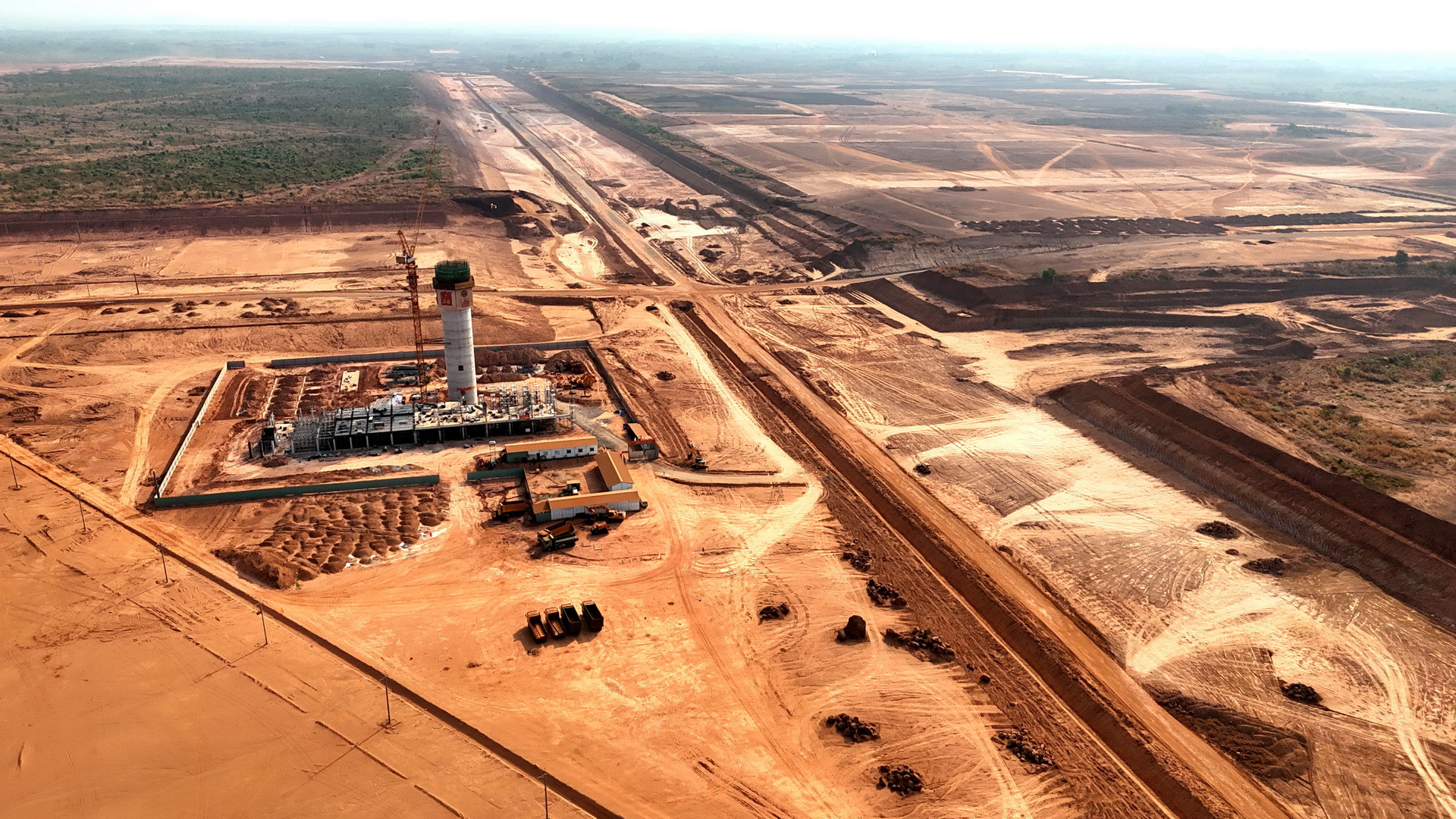 Cùng với 2 gói thầu trên, công trình Đài không lưu sân bay Long Thành cũng được tăng tốc. Công trình có hình búp sen, với 23 tầng (cao 123m), đường kính gần 10m, được xây dựng để kiểm soát hoạt động của máy bay tại sân bay Long Thành và trong vùng trời.