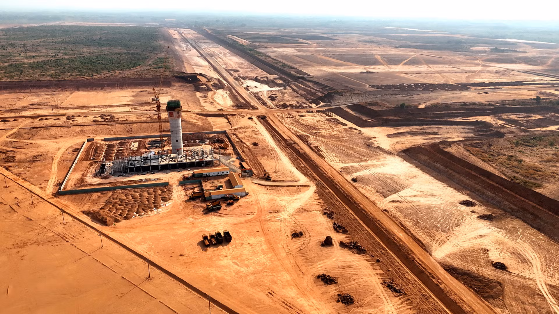 Cùng với 2 gói thầu trên, công trình Đài không lưu sân bay Long Thành cũng được tăng tốc. Công trình có hình búp sen, với 23 tầng (cao 123m), đường kính gần 10m, được xây dựng để kiểm soát hoạt động của máy bay tại sân bay Long Thành và trong vùng trời.