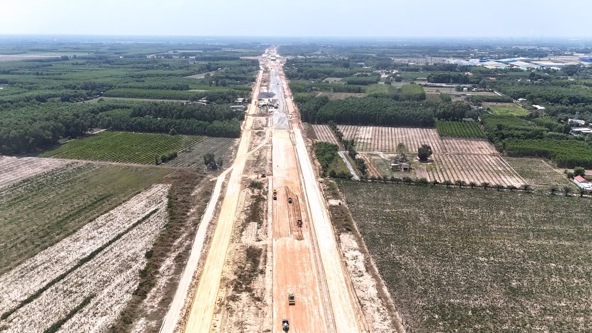 Dự án đường Vành đai 3-Thành phố Hồ Chí Minh, đoạn qua địa bàn tỉnh Đồng Nai có chiều dài hơn 11km, có tổng mức đầu tư gần 2.600 tỷ đồng. Đến nay, cơ quan chức năng huyện Nhơn Trạch đã bàn giao mặt bằng 8 đợt cho chủ đầu tư, với diện tích 65ha, đạt 100% tổng diện tích cần bàn giao.