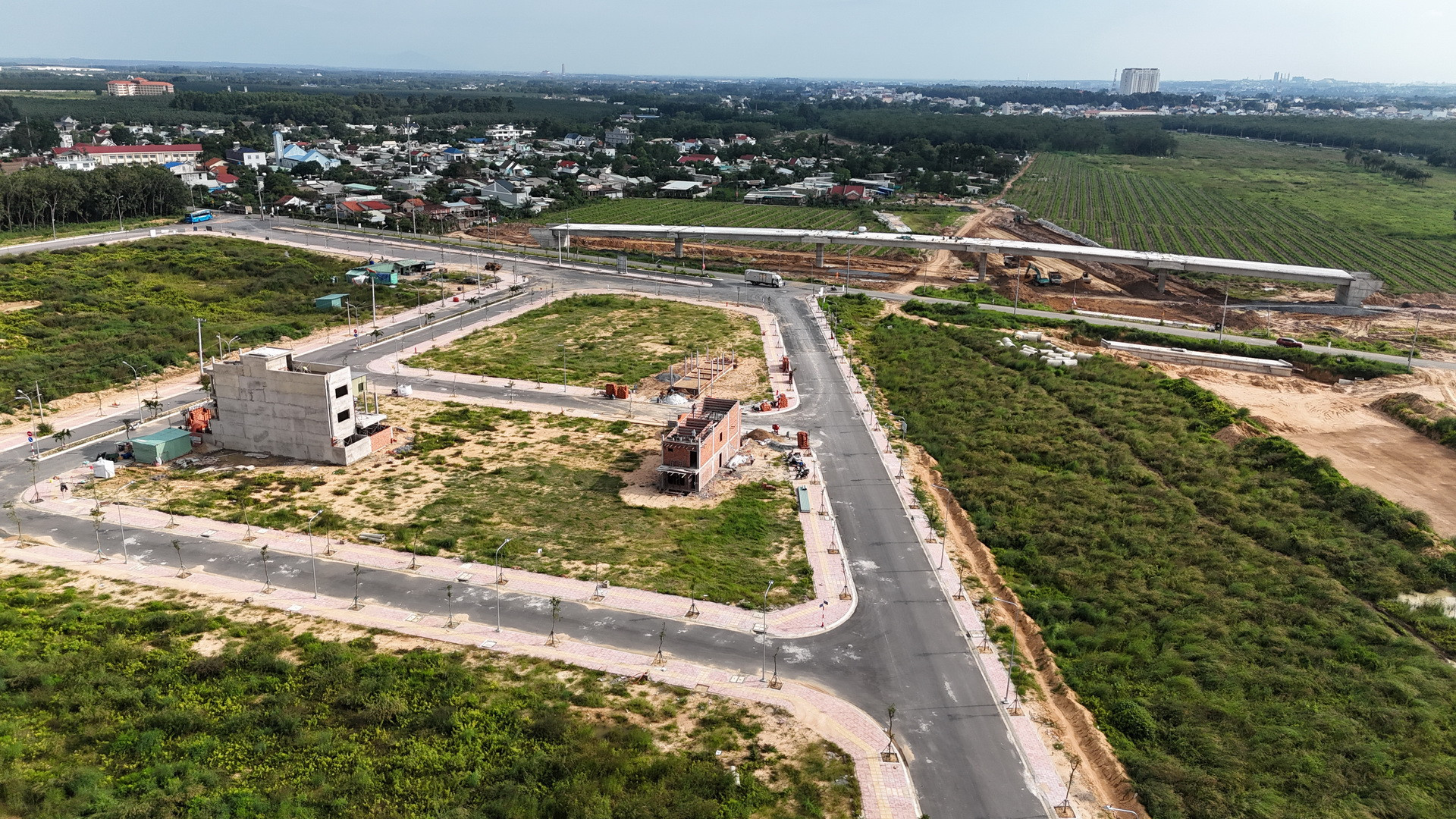 Khu tái định cư tại xã Long Đức là khu tái định cư đầu tiên trong 4 khu tái định cư được quy hoạch trên địa bàn tỉnh Đồng Nai phục vụ dự án đường cao tốc Biên Hòa - Vũng Tàu được khởi công xây dựng. Hiện nay, ngoài khu tái định cư xã Long Phước đang hoàn thành hạ tầng, 2 khu tái định cư ở thành phố Biên Hòa vẫn chưa thể khởi công xây dựng.