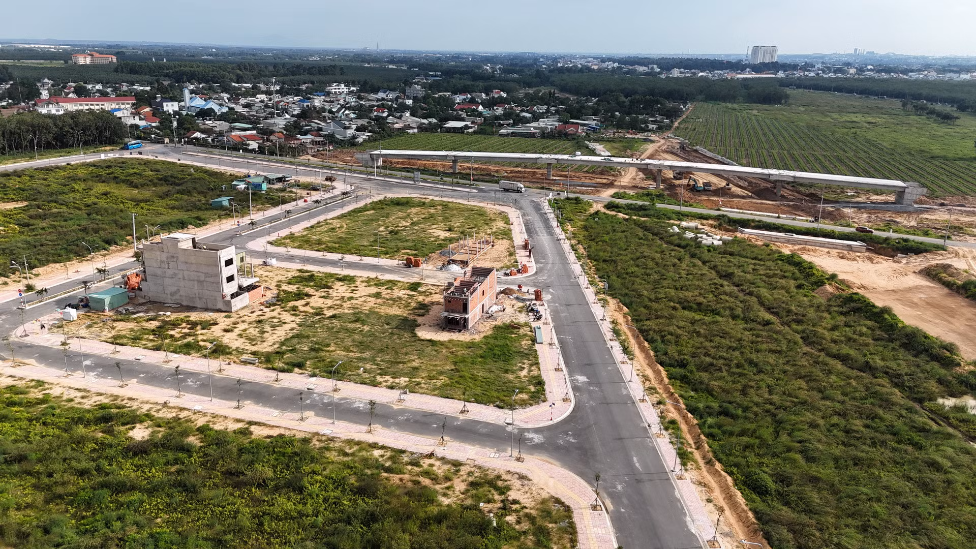 Khu tái định cư tại xã Long Đức là khu tái định cư đầu tiên trong 4 khu tái định cư được quy hoạch trên địa bàn tỉnh Đồng Nai phục vụ dự án đường cao tốc Biên Hòa - Vũng Tàu được khởi công xây dựng. Hiện nay, ngoài khu tái định cư xã Long Phước đang hoàn thành hạ tầng, 2 khu tái định cư ở thành phố Biên Hòa vẫn chưa thể khởi công xây dựng.