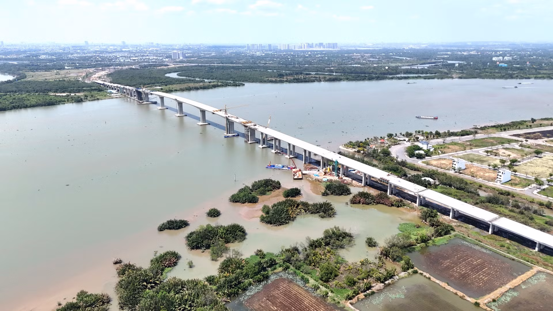 Hạng mục cầu Nhơn Trạch trên tuyến Vành đai 3 nối huyện Nhơn Trạch (tỉnh Đồng Nai) và thành phố Thủ Đức (Thành phố Hồ Chí Minh) sau khi hợp long giữa tháng 3 vừa qua, đang được tăng tốc thi công để thông xe kỹ thuật dịp 30/4 năm nay.