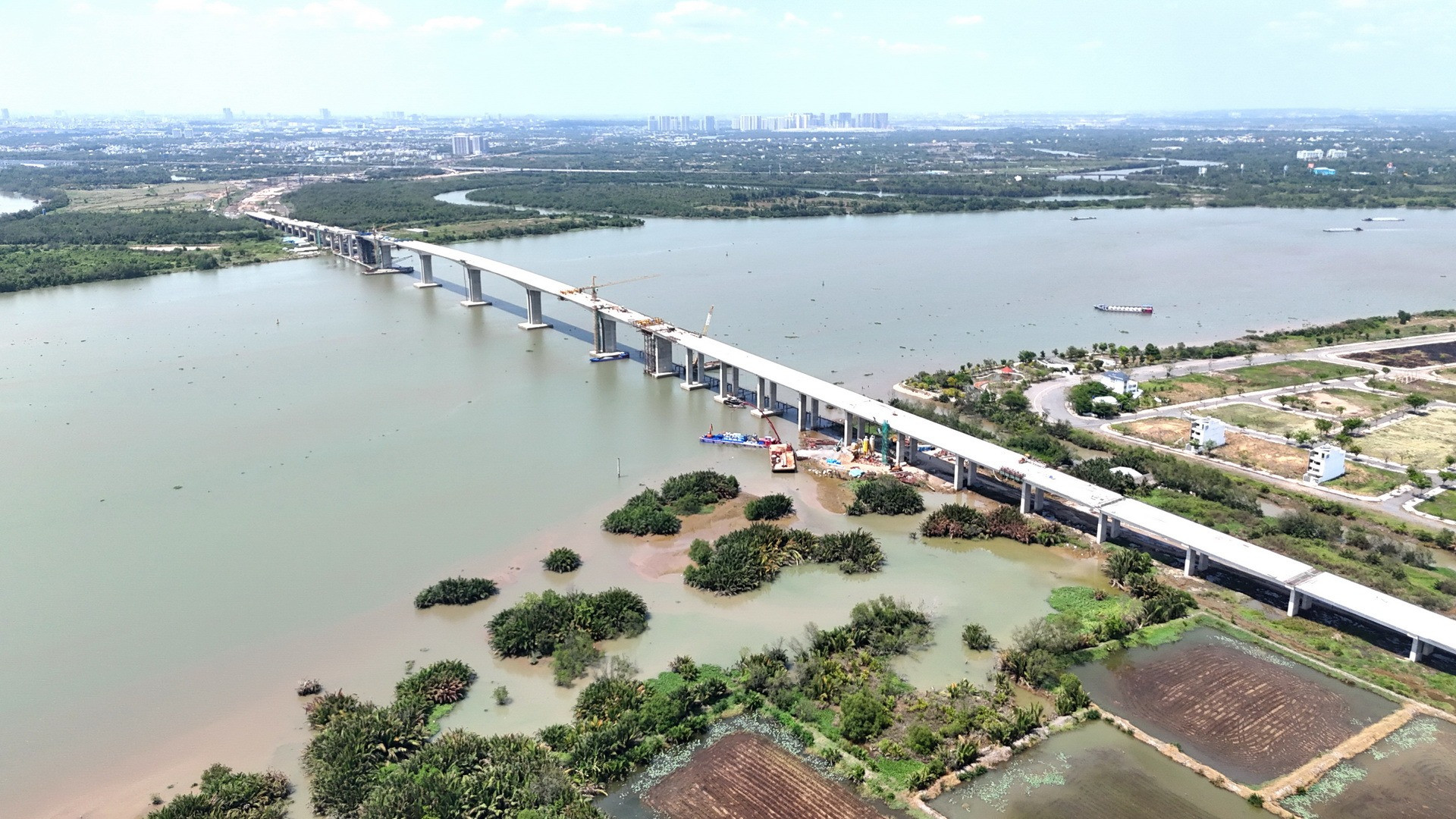 Hạng mục cầu Nhơn Trạch trên tuyến Vành đai 3 nối huyện Nhơn Trạch (tỉnh Đồng Nai) và thành phố Thủ Đức (Thành phố Hồ Chí Minh) sau khi hợp long giữa tháng 3 vừa qua, đang được tăng tốc thi công để thông xe kỹ thuật dịp 30/4 năm nay.