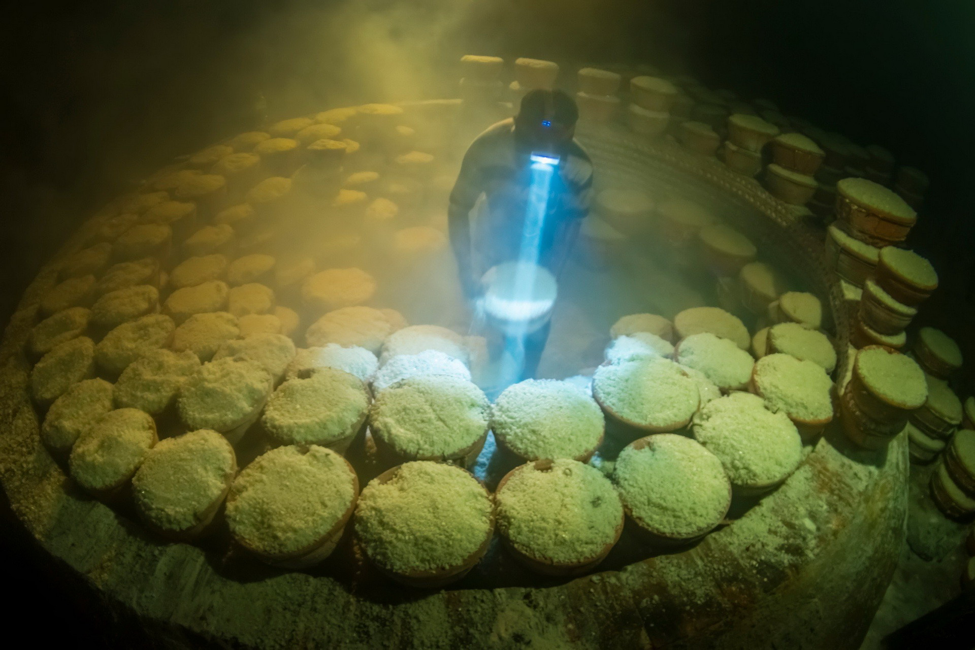 Muối cũng là sản phẩm mang lại giá trị kinh tế, tạo công ăn việc làm cho nhiều người dân sinh sống ở ven biển nhiều địa phương. Người dân ở tỉnh Phú Yên đang hấp muối hột. Muối cũng là sản phẩm mang lại giá trị kinh tế, tạo công ăn việc làm cho nhiều người dân sinh sống ở ven biển nhiều địa phương. Người dân ở tỉnh Phú Yên đang hấp muối hột.