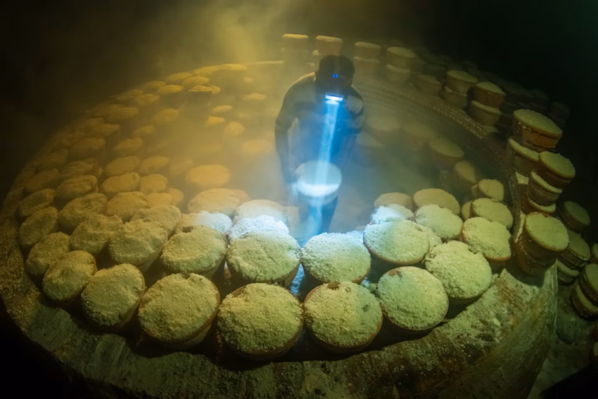 Muối cũng là sản phẩm mang lại giá trị kinh tế, tạo công ăn việc làm cho nhiều người dân sinh sống ở ven biển nhiều địa phương. Người dân ở tỉnh Phú Yên đang hấp muối hột.