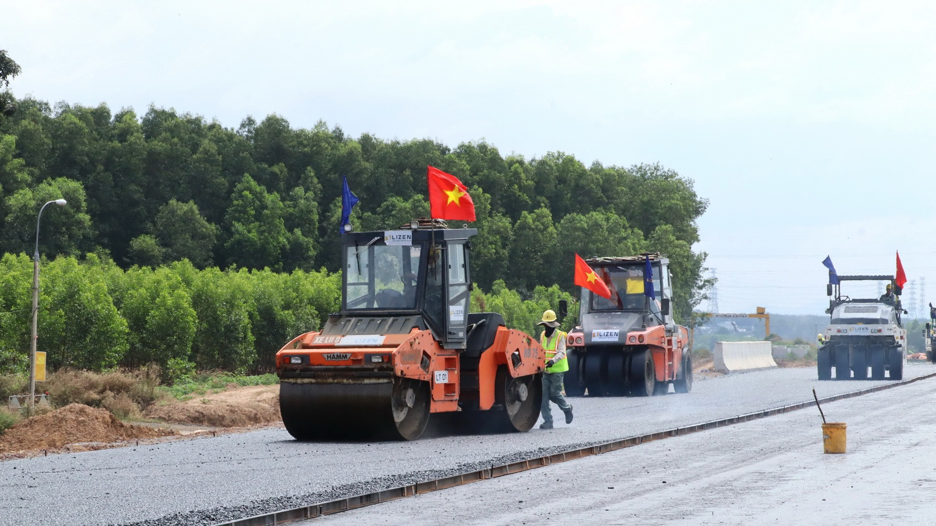Dự kiến, từ nay đến trước đợt nghỉ Tết Nguyên đán, đơn vị thi công sẽ hoàn thành 1km thảm bê-tông nhựa trên toàn bộ mặt cắt ngang của mặt đường. Sau đó, đơn vị sẽ tiếp tục thi công 2,5km còn lại thuộc gói thầu.