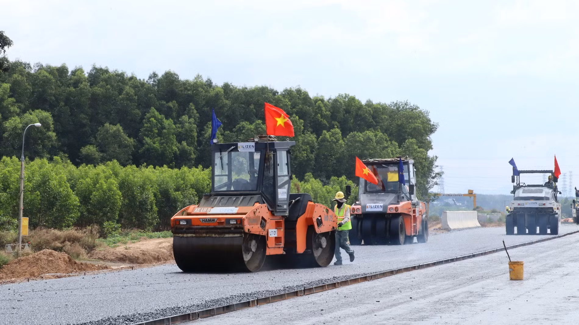 Dự kiến, từ nay đến trước đợt nghỉ Tết Nguyên đán, đơn vị thi công sẽ hoàn thành 1km thảm bê-tông nhựa trên toàn bộ mặt cắt ngang của mặt đường. Sau đó, đơn vị sẽ tiếp tục thi công 2,5km còn lại thuộc gói thầu.