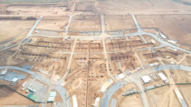 Gói thầu thi công xây dựng và lắp đặt thiết bị nhà ga hành khách sân bay Long Thành do liên danh nhà thầu Vietur trúng thầu thi công. Đây là liên danh gồm các nhà thầu quốc tế và trong nước. Hiện nay, liên danh các nhà thầu đã huy động nhiều máy móc, thiết bị và kỹ sư, công nhân thi công gói thầu.