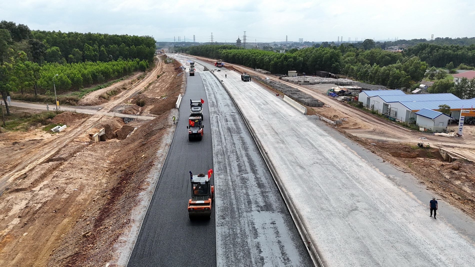 Thời tiết mùa khô ở khu vực phía nam thuận lợi cho việc thi công, đẩy nhanh tiến độ dự án.