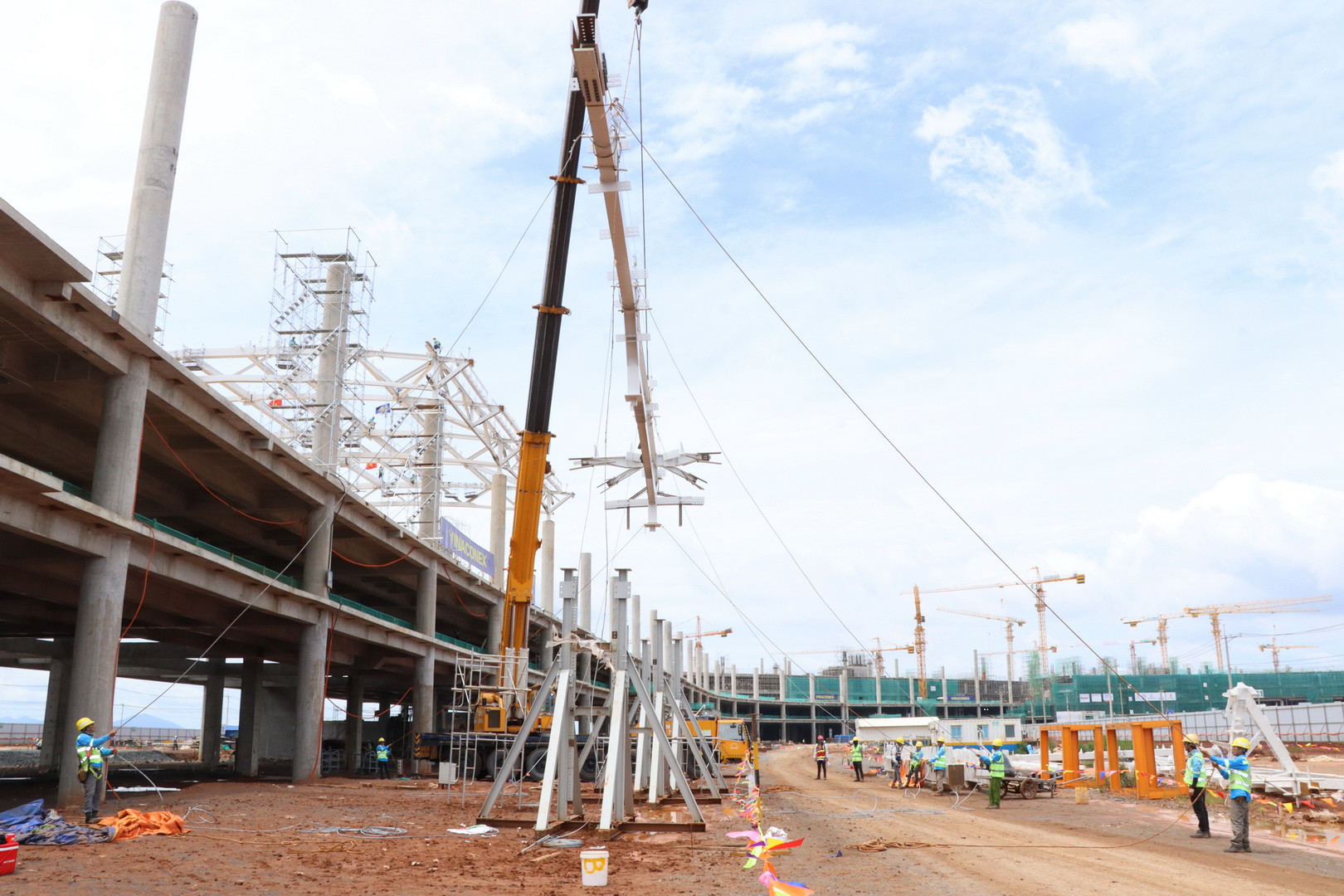 Đại diện Tổng công ty Cảng hàng không Việt Nam (ACV) cho biết, hạng mục thi công kết cấu thép mái nhà ga hành khách sân bay Long Thành có giá trị khoảng 3.500 tỷ đồng, chiếm khoảng 10% giá trị hợp đồng công trình nhà ga hành khách.