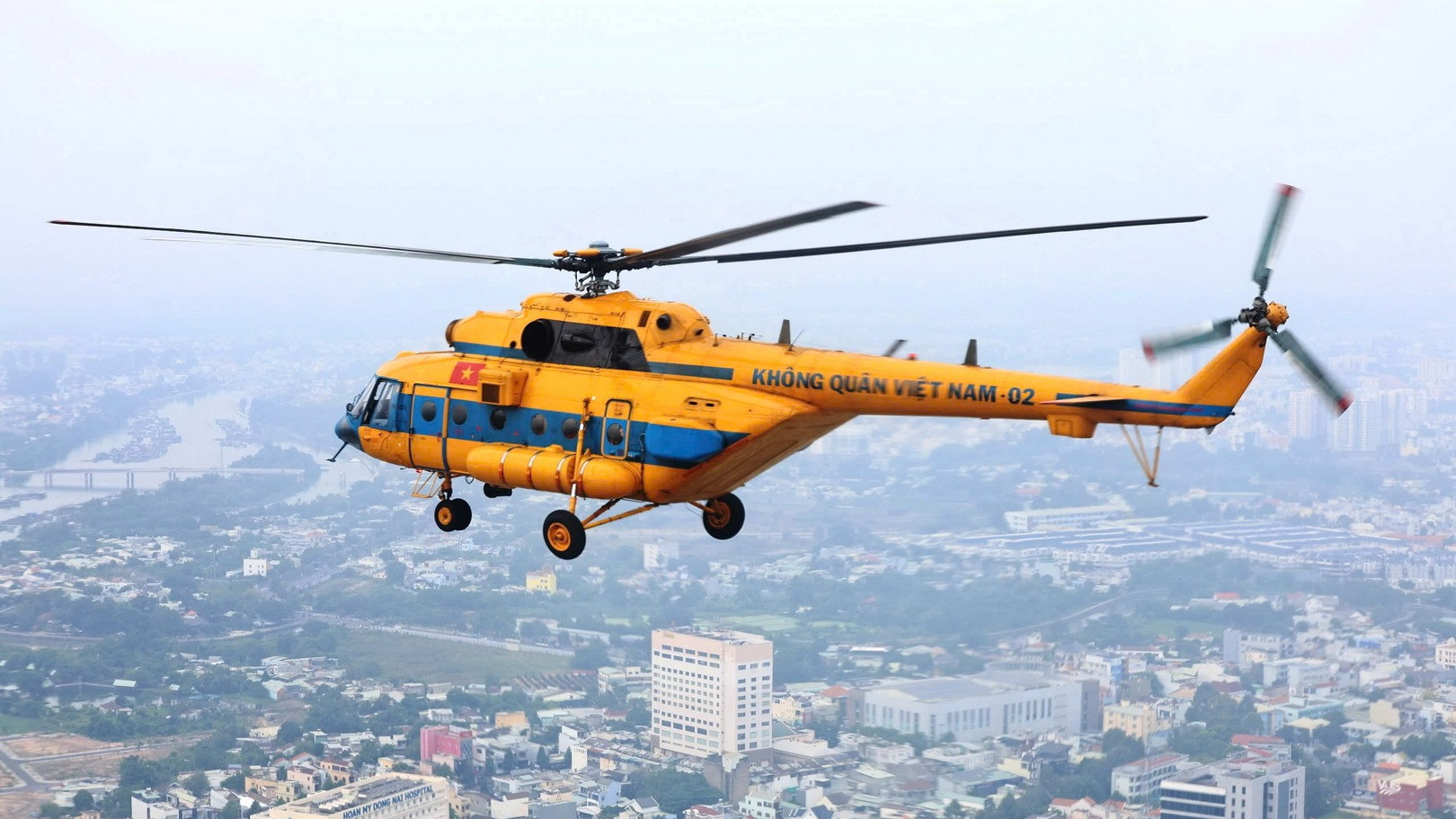 Trực thăng không quân bay huấn luyện trên bầu trời thành phố Biên Hòa.