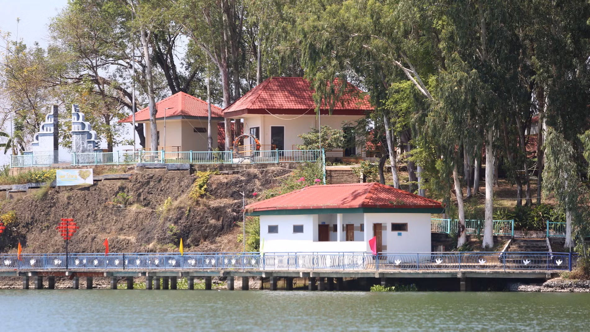 Việc kinh doanh tại đảo Ó, đảo Đồng Trường, nước thải sinh hoạt được xử lý sơ bộ qua bể tự hoại, sau đó, dẫn về hố thu gom (tiếp thêm nước tắm giặt, nước thải nhà ăn) và được thải trực tiếp vào tuyến thoát nước mưa, chảy ra hồ Trị An.