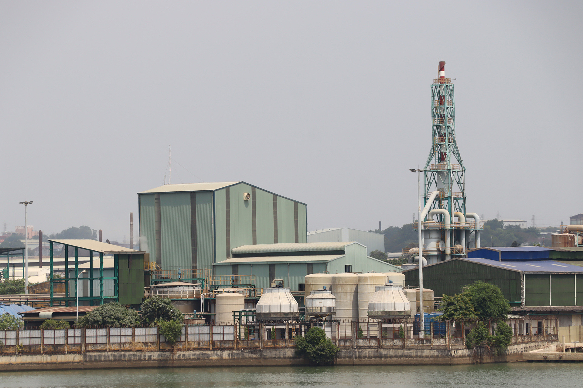 Thời điểm hiện tại, có 76 đơn vị đang thuê đất, hạ tầng còn hoạt động tại khu công nghiệp Biên Hòa 1. Theo tính toán, chi phí bồi thường giải phóng mặt bằng khi thực hiện đề án là hơn 7.500 tỷ đồng. Thời điểm hiện tại, có 76 đơn vị đang thuê đất, hạ tầng còn hoạt động tại khu công nghiệp Biên Hòa 1. Theo tính toán, chi phí bồi thường giải phóng mặt bằng khi thực hiện đề án là hơn 7.500 tỷ đồng.