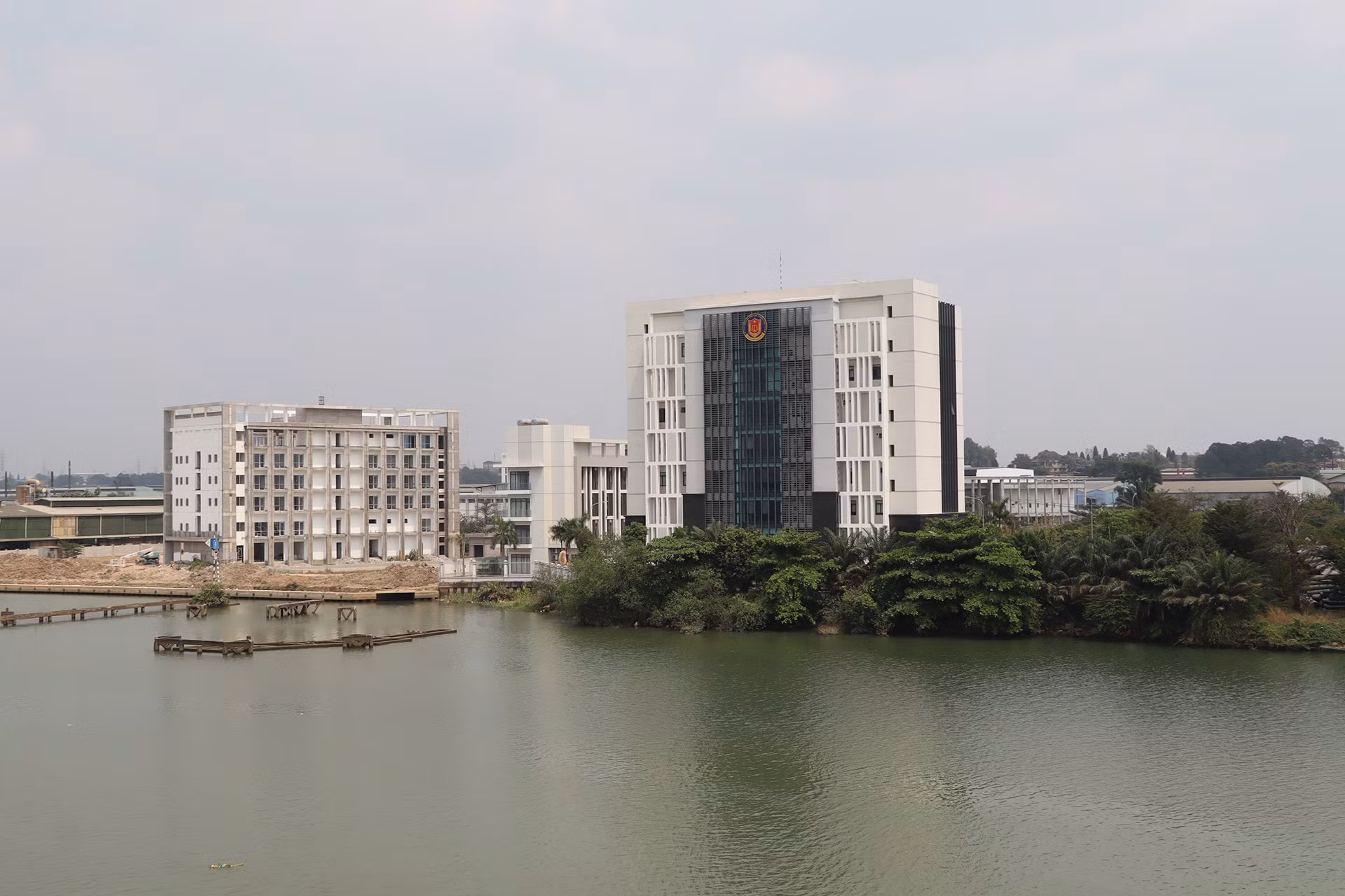 Dự án khu vực Trung tâm chính trị-hành chính của tỉnh Đồng Nai với quy mô diện tích khoảng 44ha. Hiện nay, tại khu vực này đang triển khai các dự án Trụ sở Công an tỉnh Đồng Nai với diện tích gần 6ha và Trụ sở Kiểm toán Nhà nước khu vực XIII diện tích 0,5ha đã hoàn thành đưa vào sử dụng.