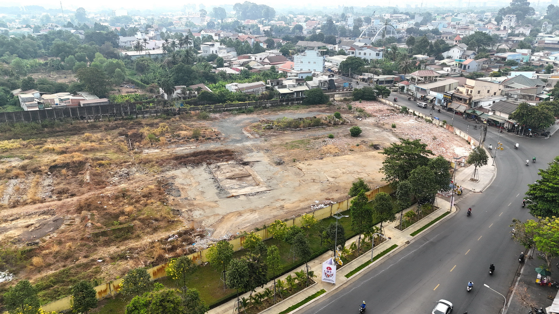 Khu đất trước đây thuộc Hãng Dầu rộng hàng nghìn mét vuông trên đường Hà Huy Giáp, phường Quyết Thắng hiện nay cũng đã dọn dẹp xong mặt bằng. Lãnh đạo thành phố Biên Hòa kiến nghị Ủy ban nhân dân tỉnh Đồng Nai chuyển đổi xây dựng khu tái định cư tại khu đất “vàng” này để phục vụ di dời người dân triển khai các dự án.