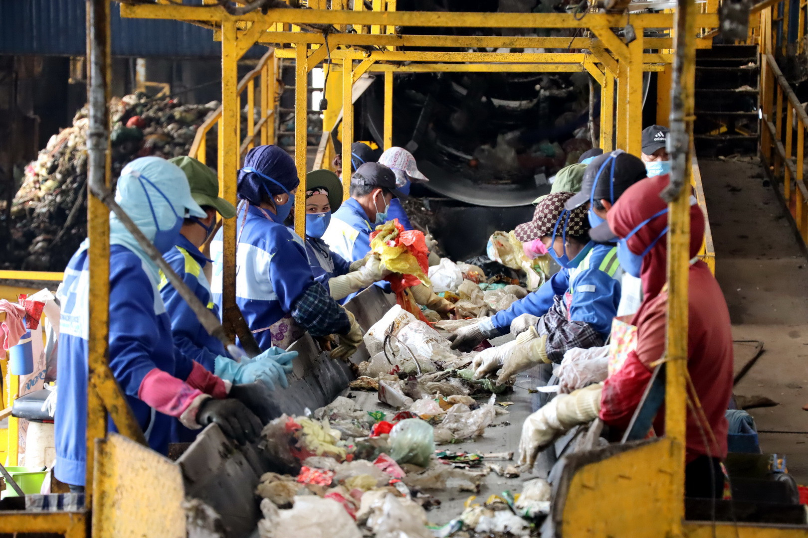 Công nhân khu xử lý tiến hành phân loại rác sinh hoạt trước khi xử lý.