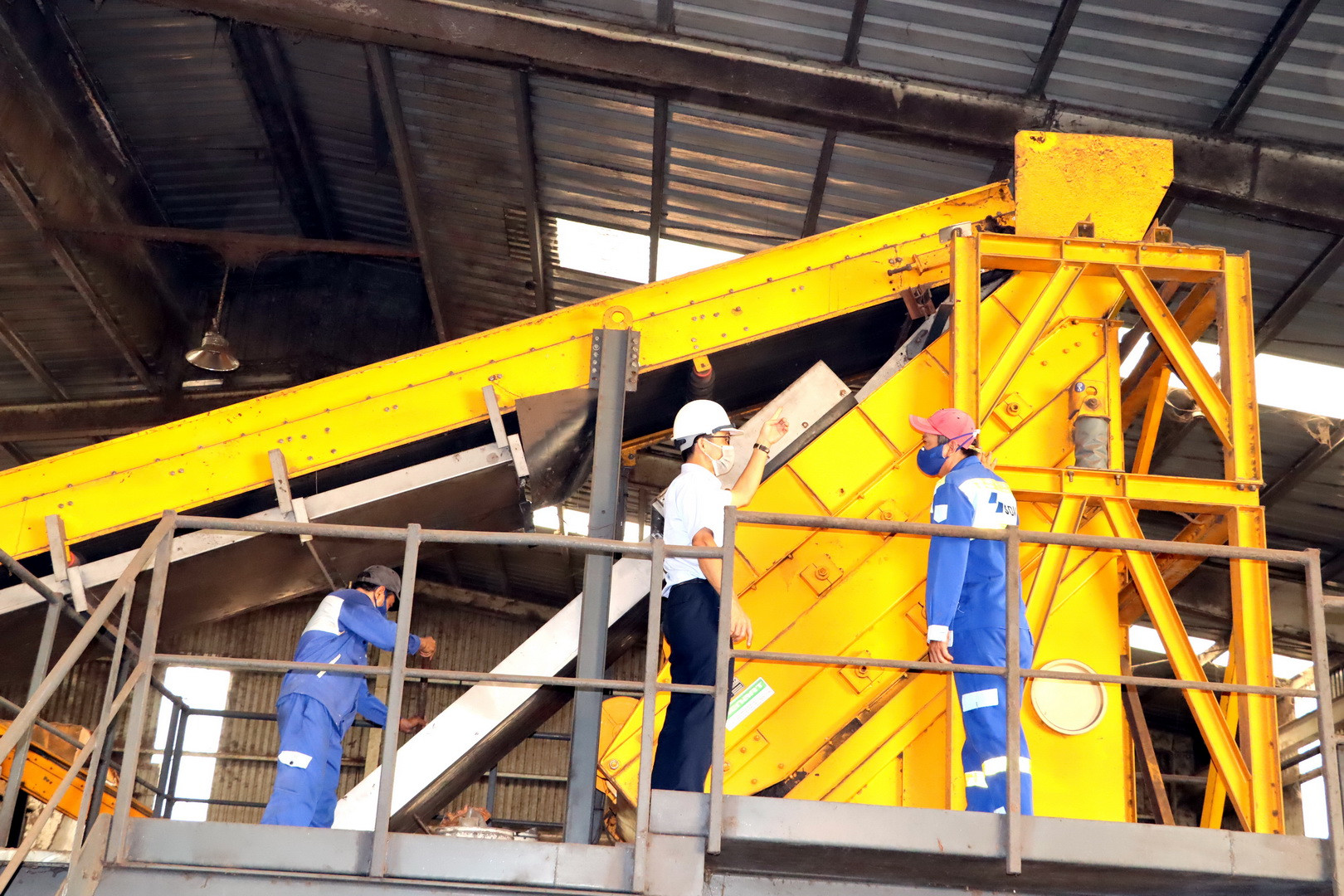 Dây chuyền xử lý tái chế rác sinh hoạt thành phân compost tại khu xử lý chất thải Quang Trung.