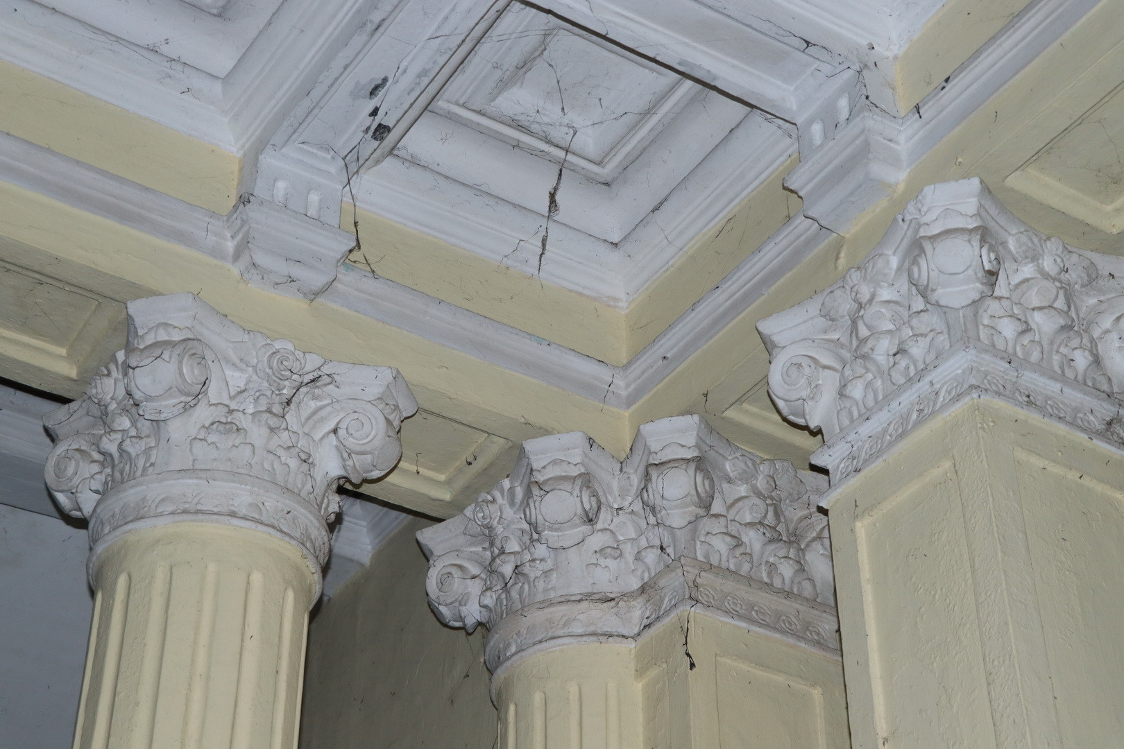 Trang trí hoa văn kiểu phương tây bên trong biệt thự.