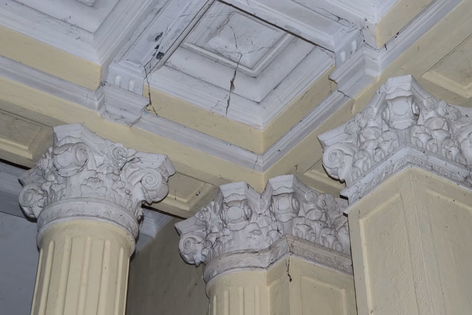 Trang trí hoa văn kiểu phương tây bên trong biệt thự.